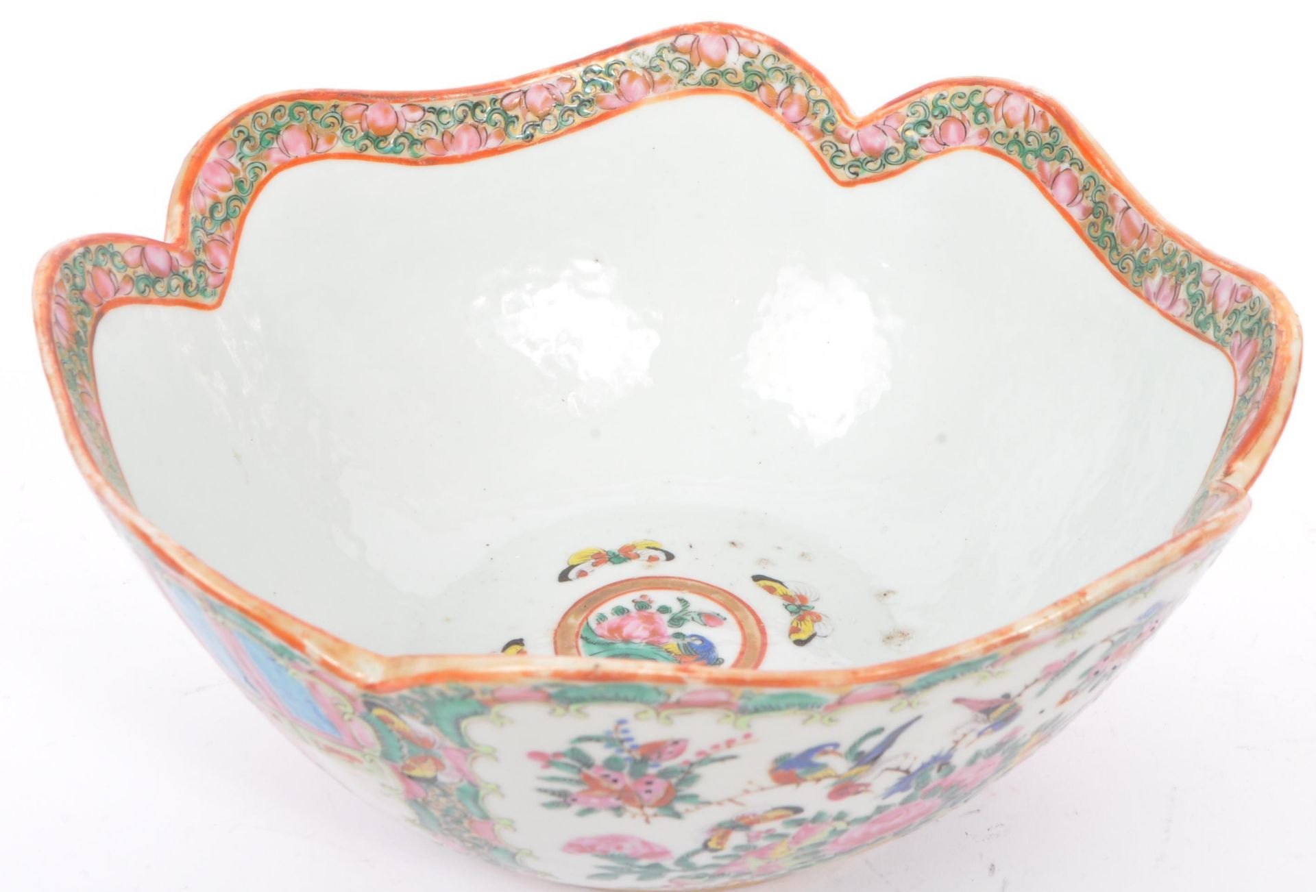 19TH CENTURY CHINESE CANTONESE HAND PAINTED BOWL - Image 5 of 7