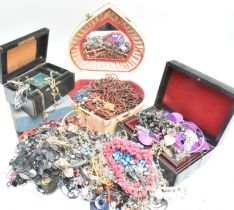 COLLECTION OF VINTAGE & MODERN COSTUME JEWELLERY & BOXES