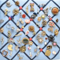 COLLECTION OF VINTAGE COSTUME JEWELLERY BROOCH PINS