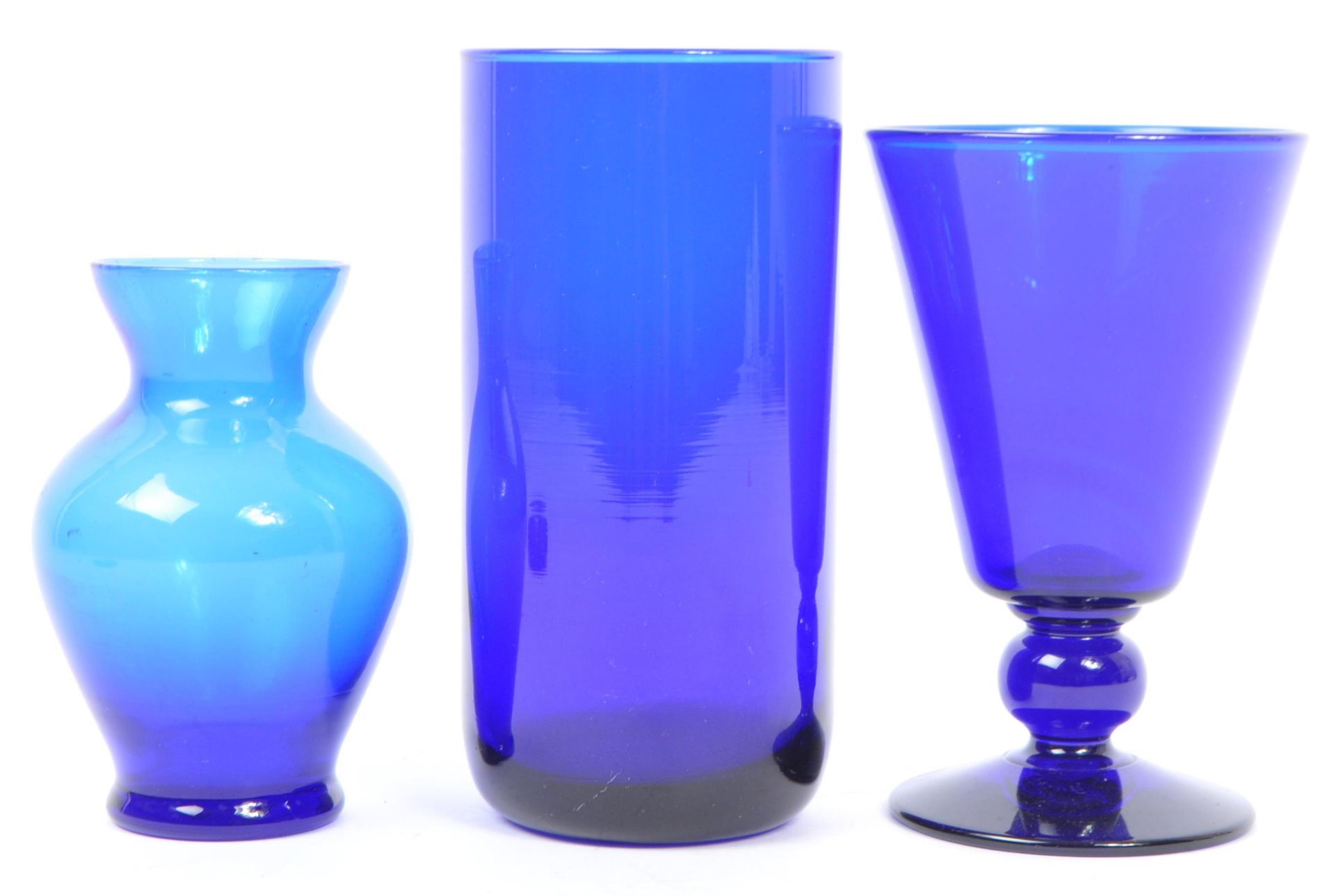 COLLECTION OF FOUR PIECES OF BRISTOL BLUE GLASS - Bild 2 aus 6