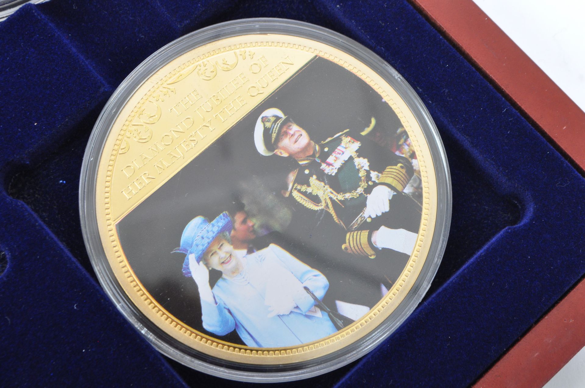 THE QUEEN DIAMOND JUBILEE GIFT PACK OF COMMEMORATIVE COINS - Image 5 of 6