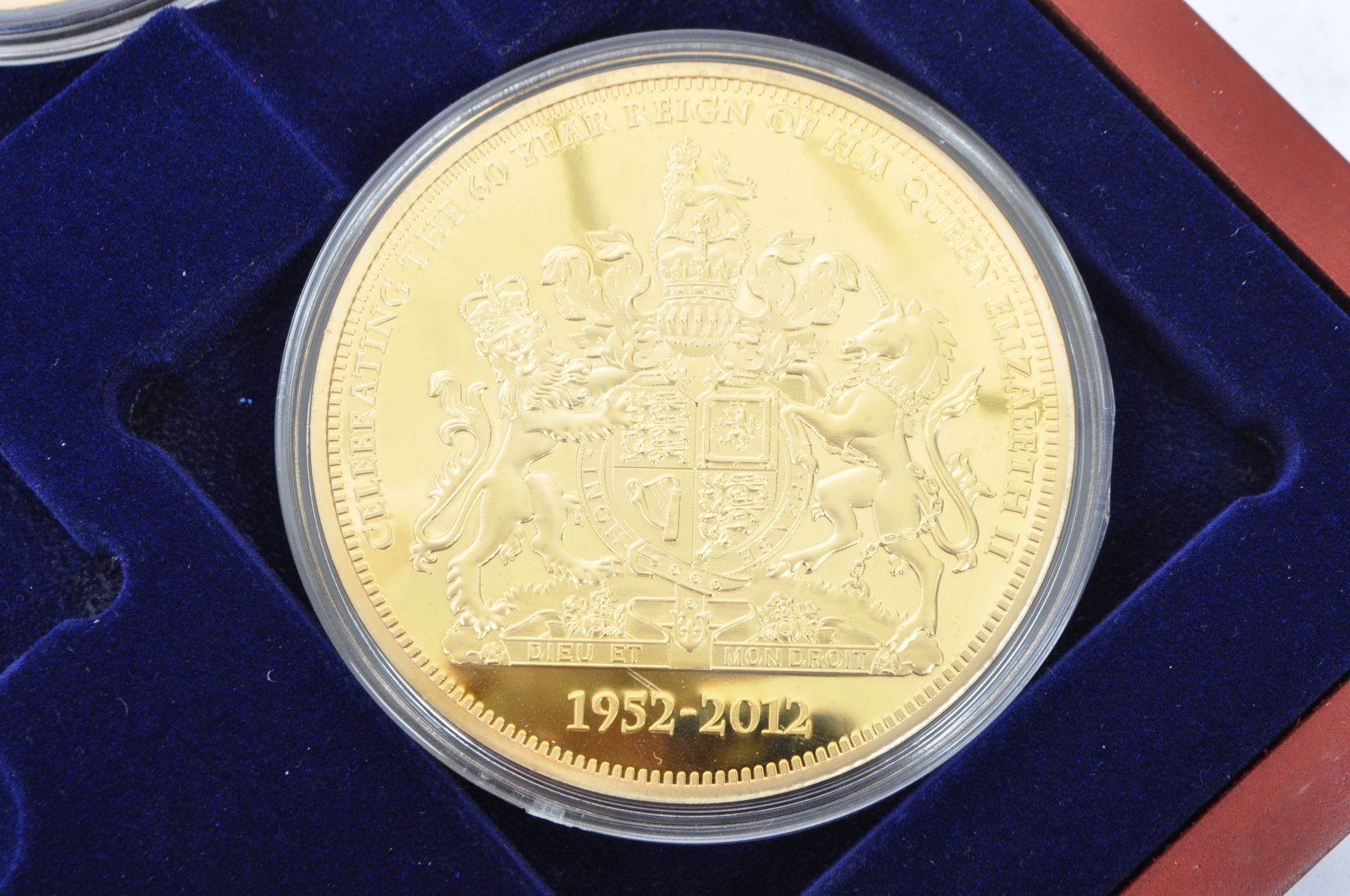 THE QUEEN DIAMOND JUBILEE GIFT PACK OF COMMEMORATIVE COINS - Image 6 of 6