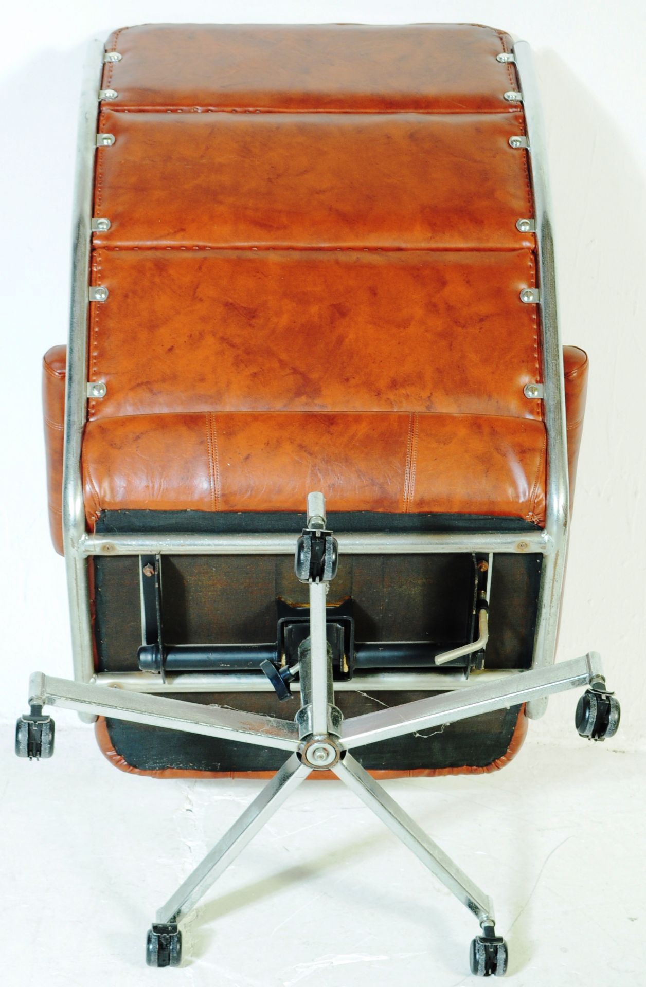 1970S TAN LEATHER & CHROME LOUNGE SWIVEL CHAIR - EKORNES STYLE - Image 5 of 5