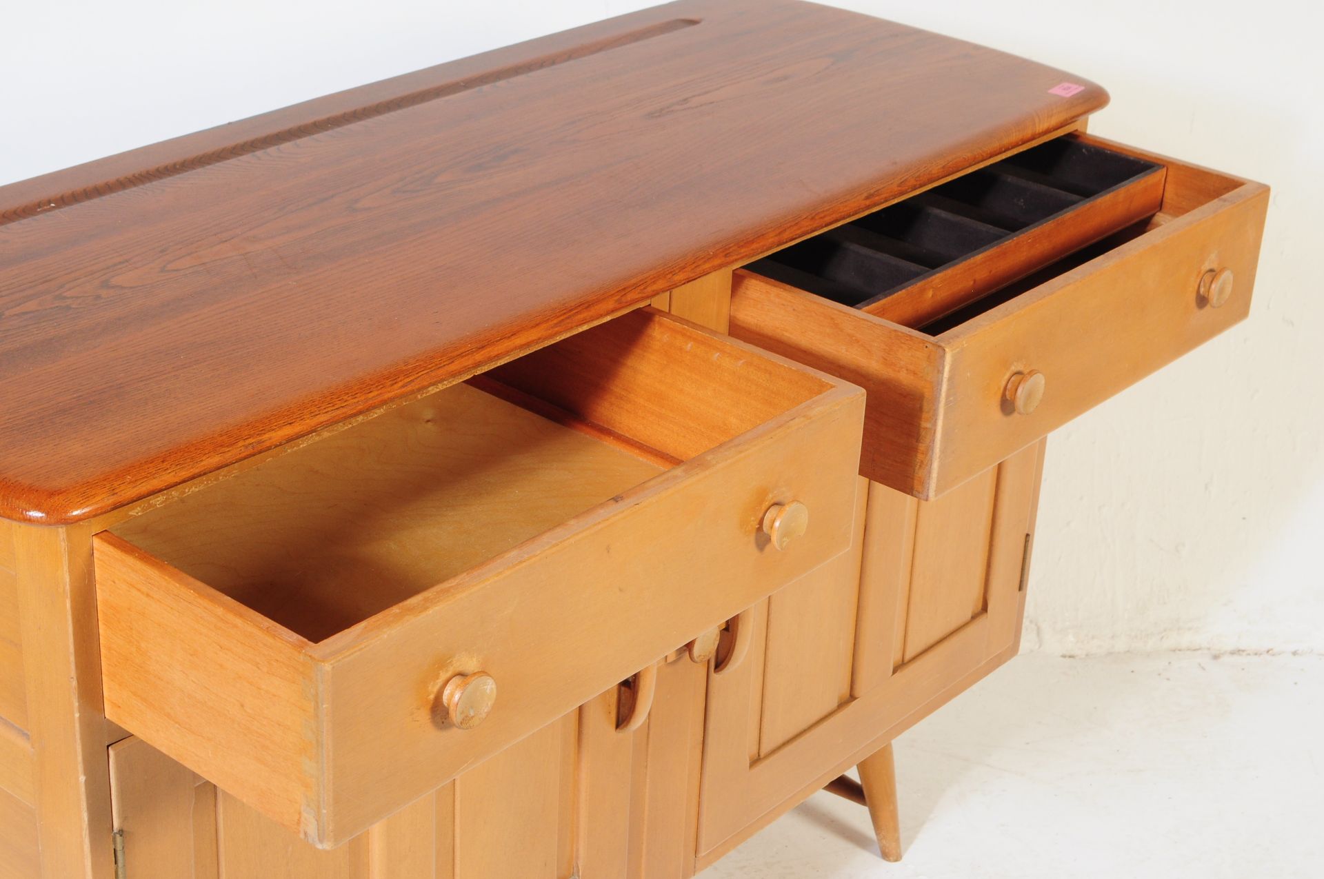 MID CENTURY 1950S ERCOL BLOND BEECH & ELM SIDEBOARD - Image 4 of 7