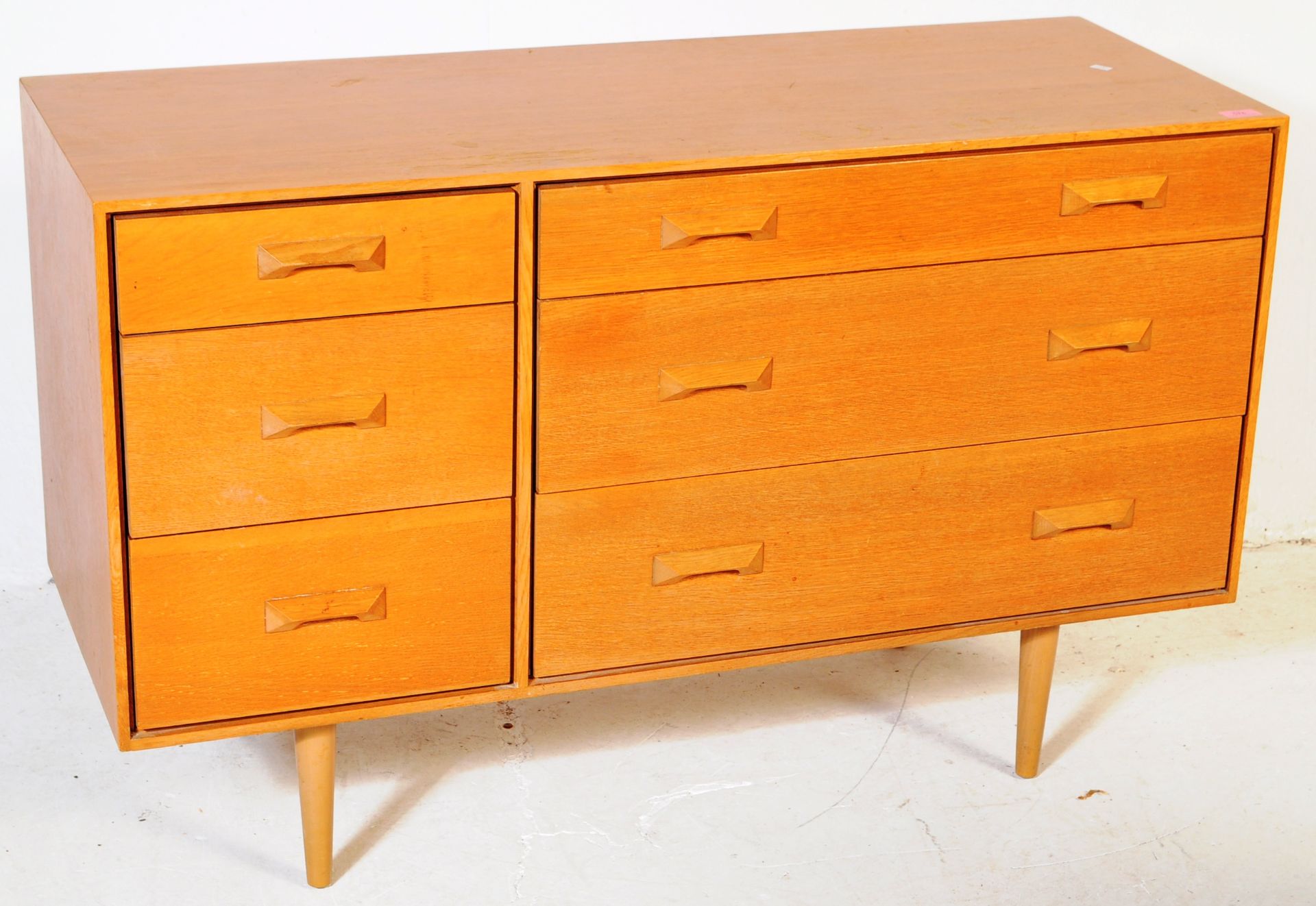 MID 20TH CENTURY STAG CONCORD RANGE OAK SIDEBOARD - Image 2 of 7