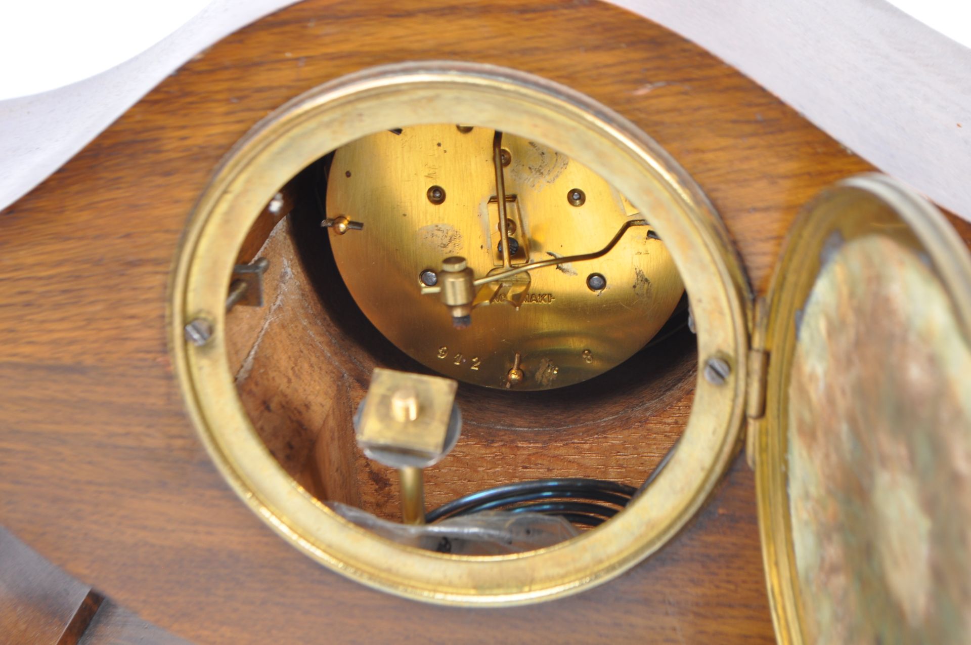 THREE EDWARDIAN & LATER OAK MANTEL CLOCKS - Bild 4 aus 7