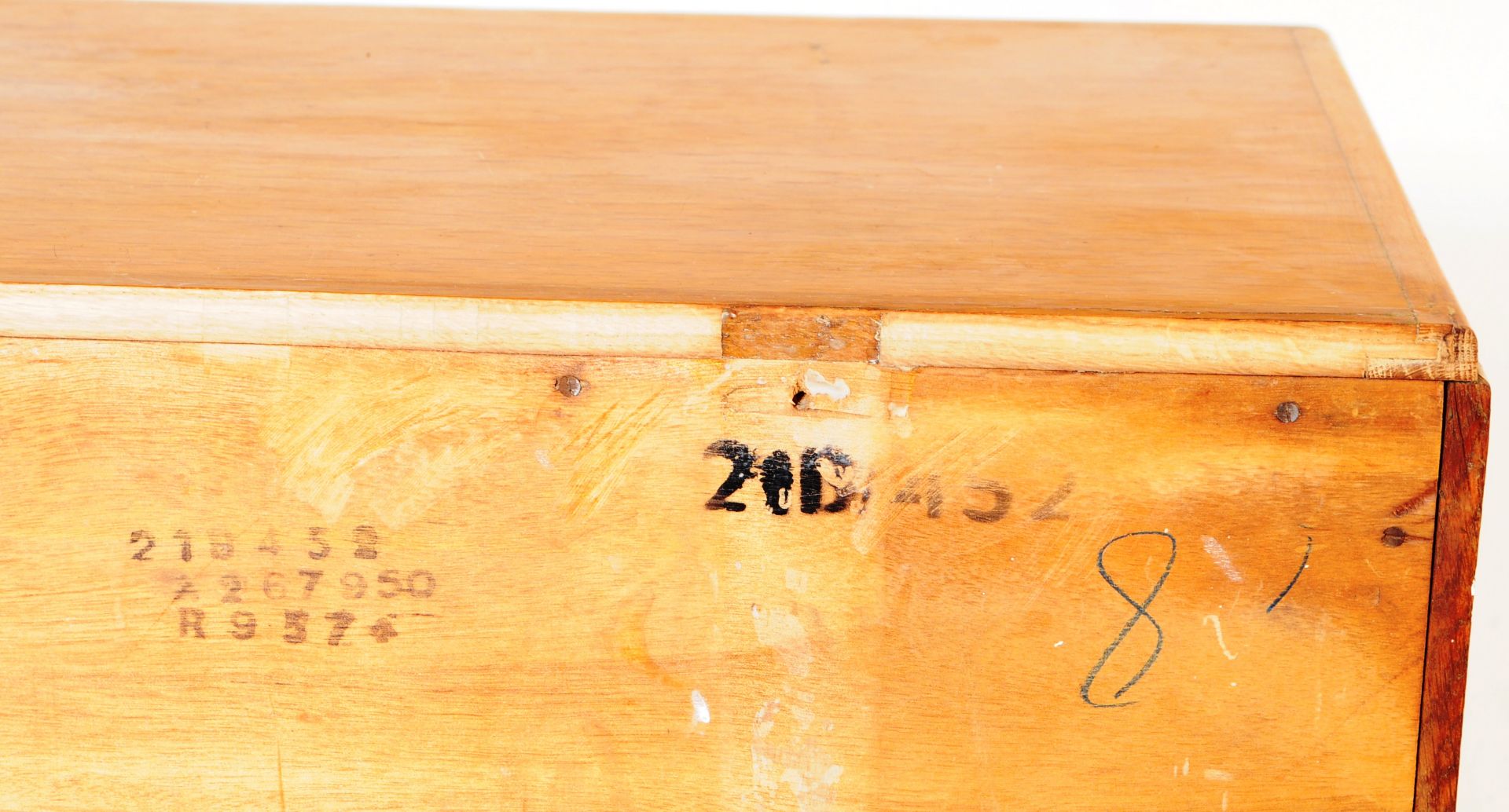 BRITISH MODERN DESIGN - MID CENTURY OAK CHEST OF DRAWERS - Image 6 of 7