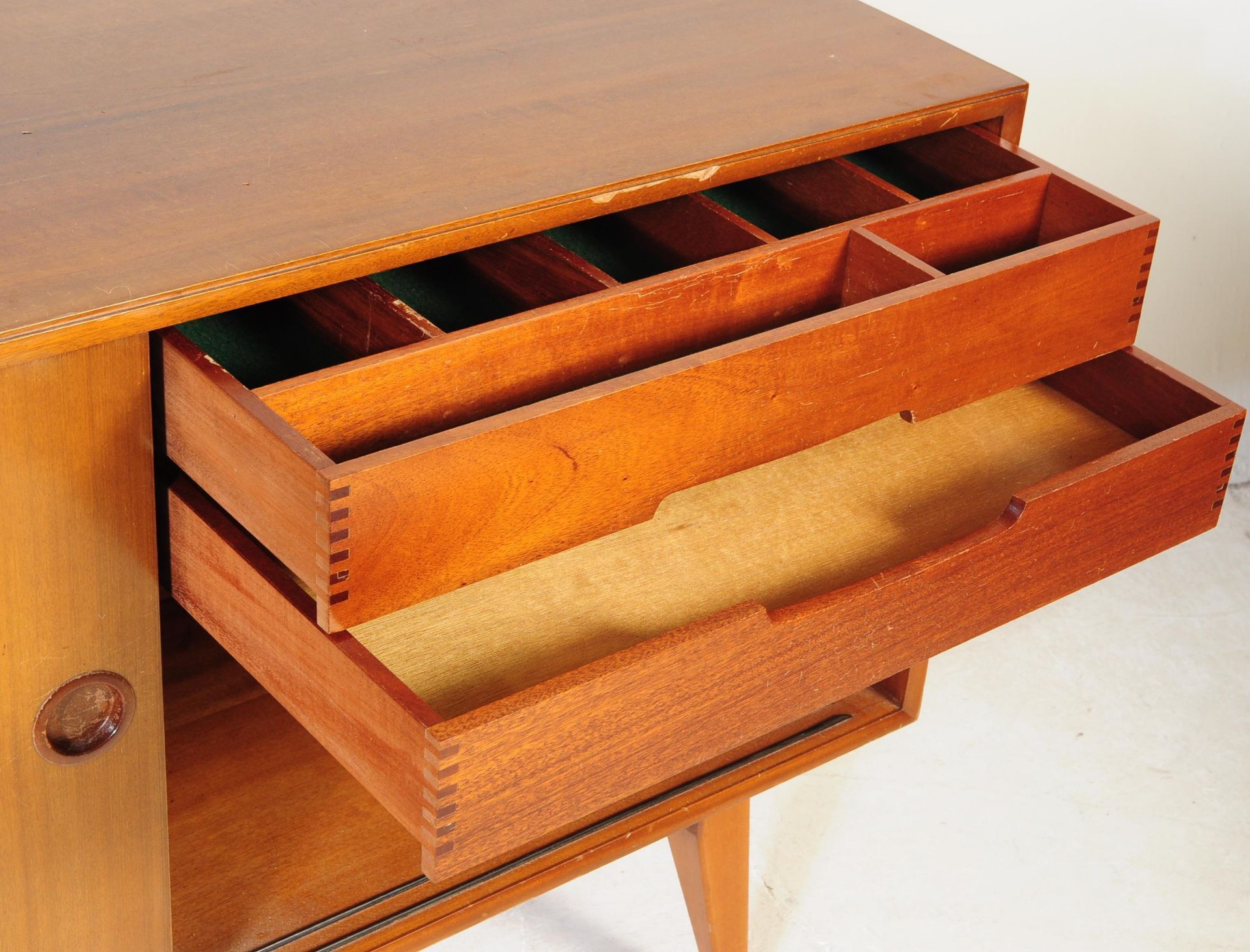 MID 20TH CENTURY TEAK VANSON SLIDING DOORS SIDEBOARD - Image 4 of 5