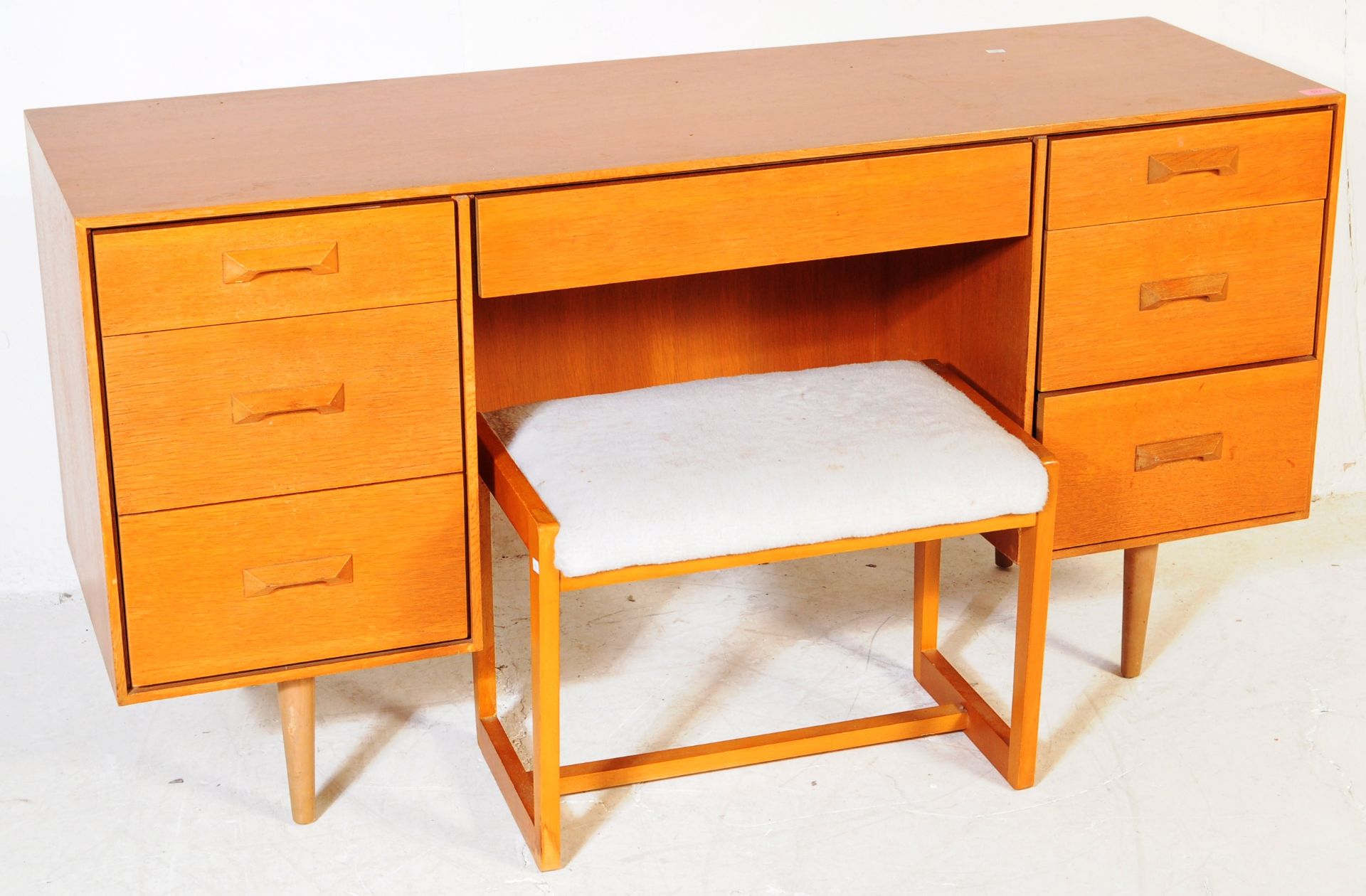 MID 20TH CENTURY OAK STAG FURNITURE DRESSING TABLE - Image 2 of 9