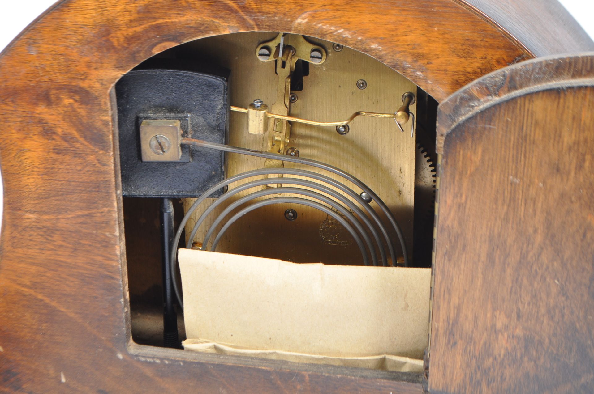 THREE EDWARDIAN & LATER OAK MANTEL CLOCKS - Bild 6 aus 7