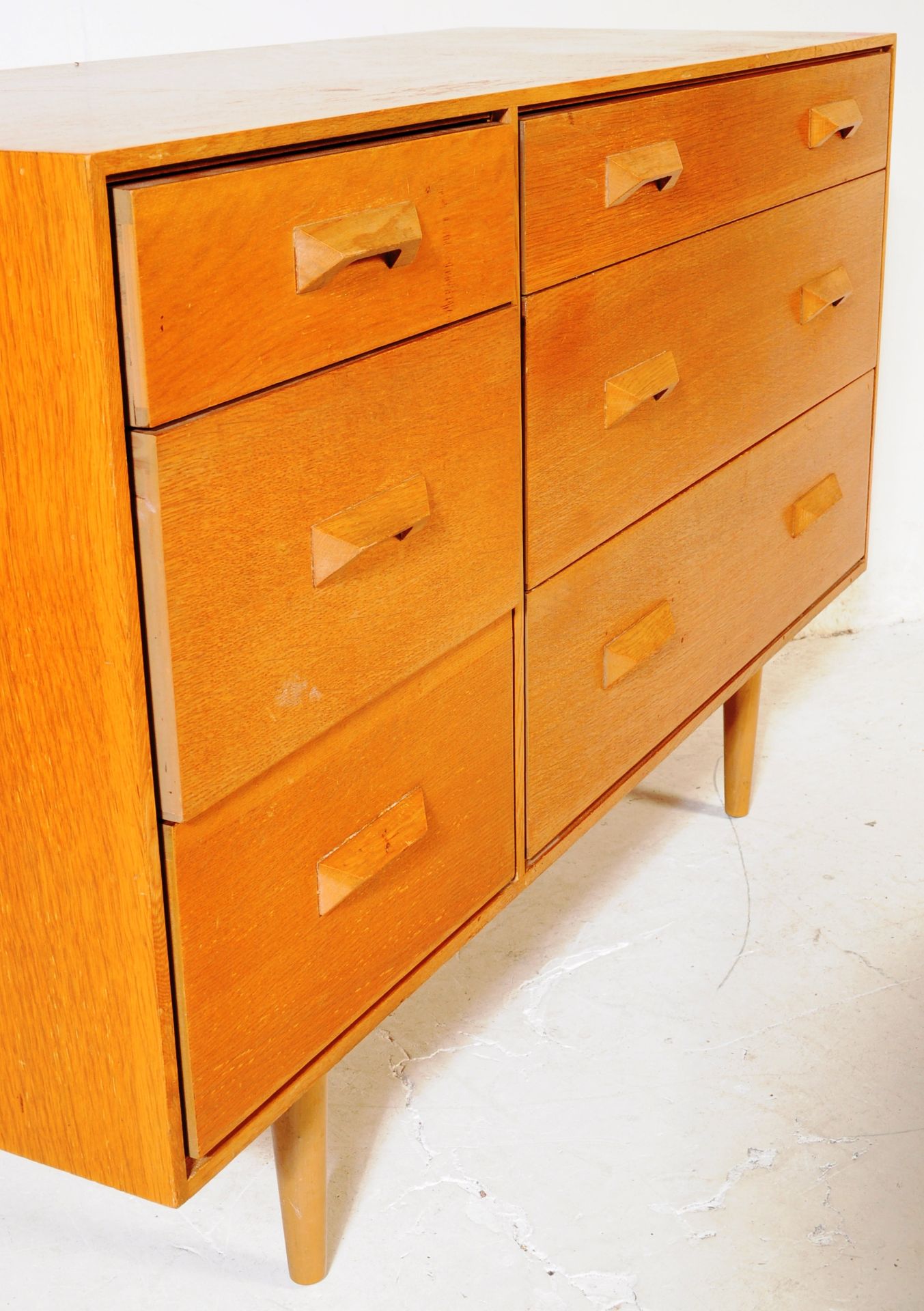 MID 20TH CENTURY STAG CONCORD RANGE OAK SIDEBOARD - Image 7 of 7