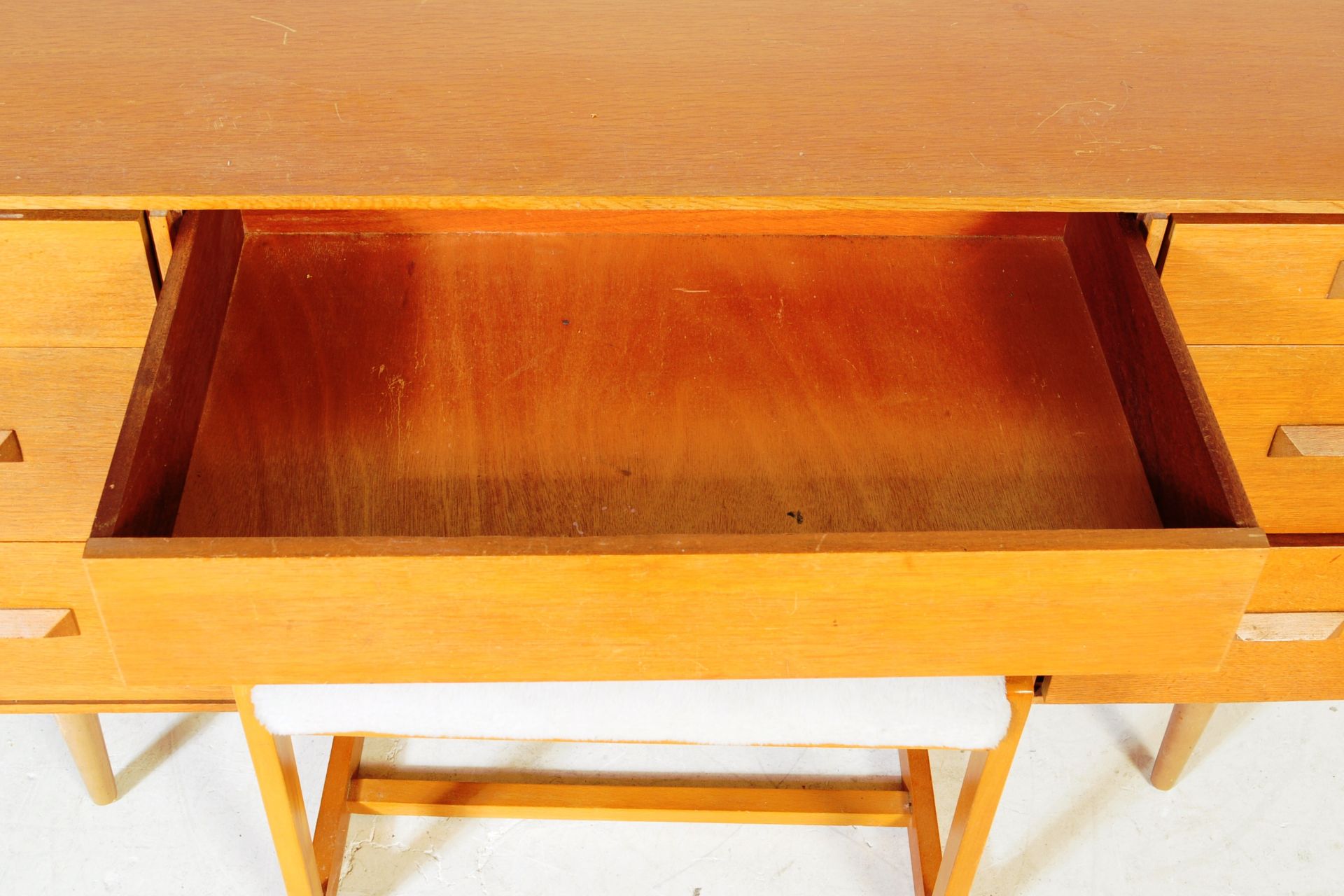 MID 20TH CENTURY OAK STAG FURNITURE DRESSING TABLE - Image 5 of 9