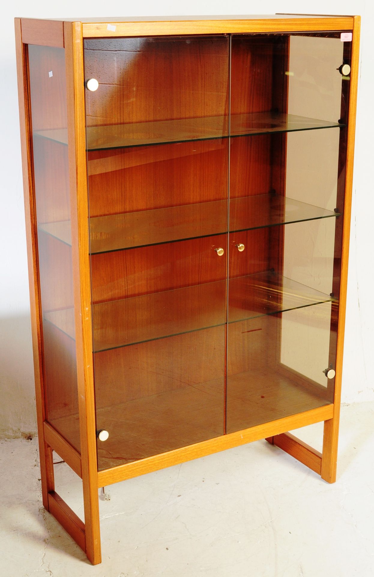 VINTAGE 1960'S / 1970'S TEAK WOOD DISPLAY CABINET BY TURNIDGE - Image 2 of 6