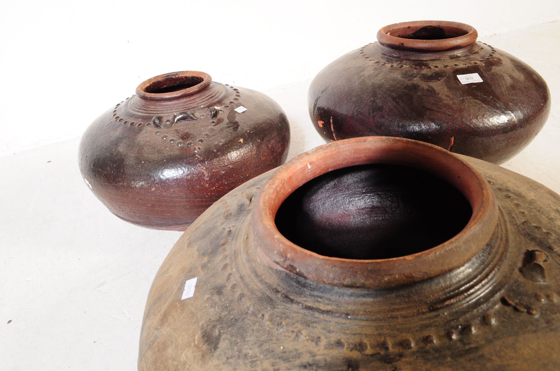 THREE EARLY 20TH CENTURY CHINESE BROWN EARTHENWARE POTS - Image 4 of 4