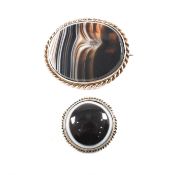 2 9CT GOLD AND AGATE SET BROOCHES