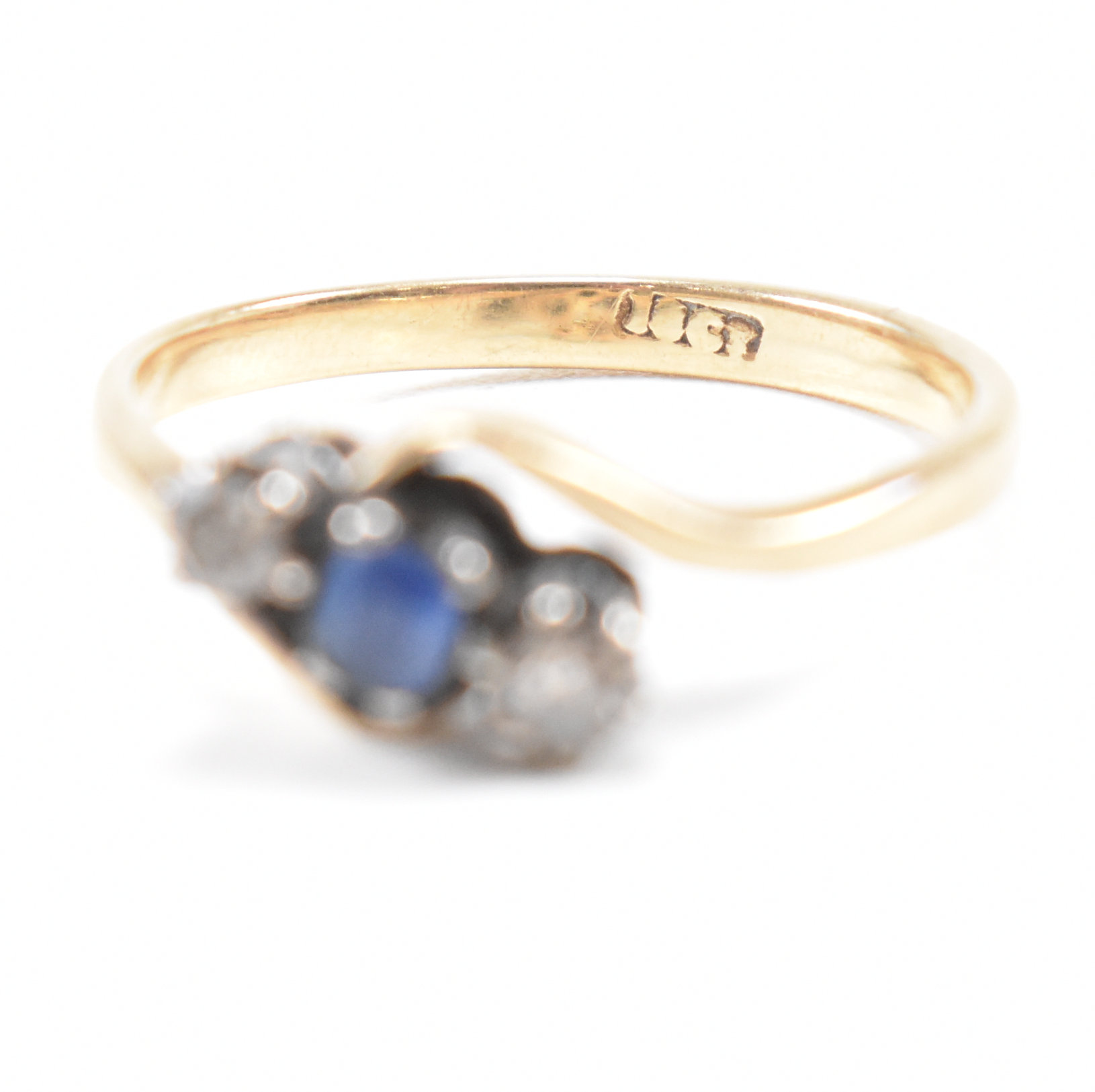 18CT GOLD SAPPHIRE & DIAMOND THREE STONE CROSSOVER RING - Image 7 of 8