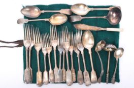 EARLY 20TH CENTURY EPNS CUTLERY SET IN A ROLLED GREEN FELT CASE