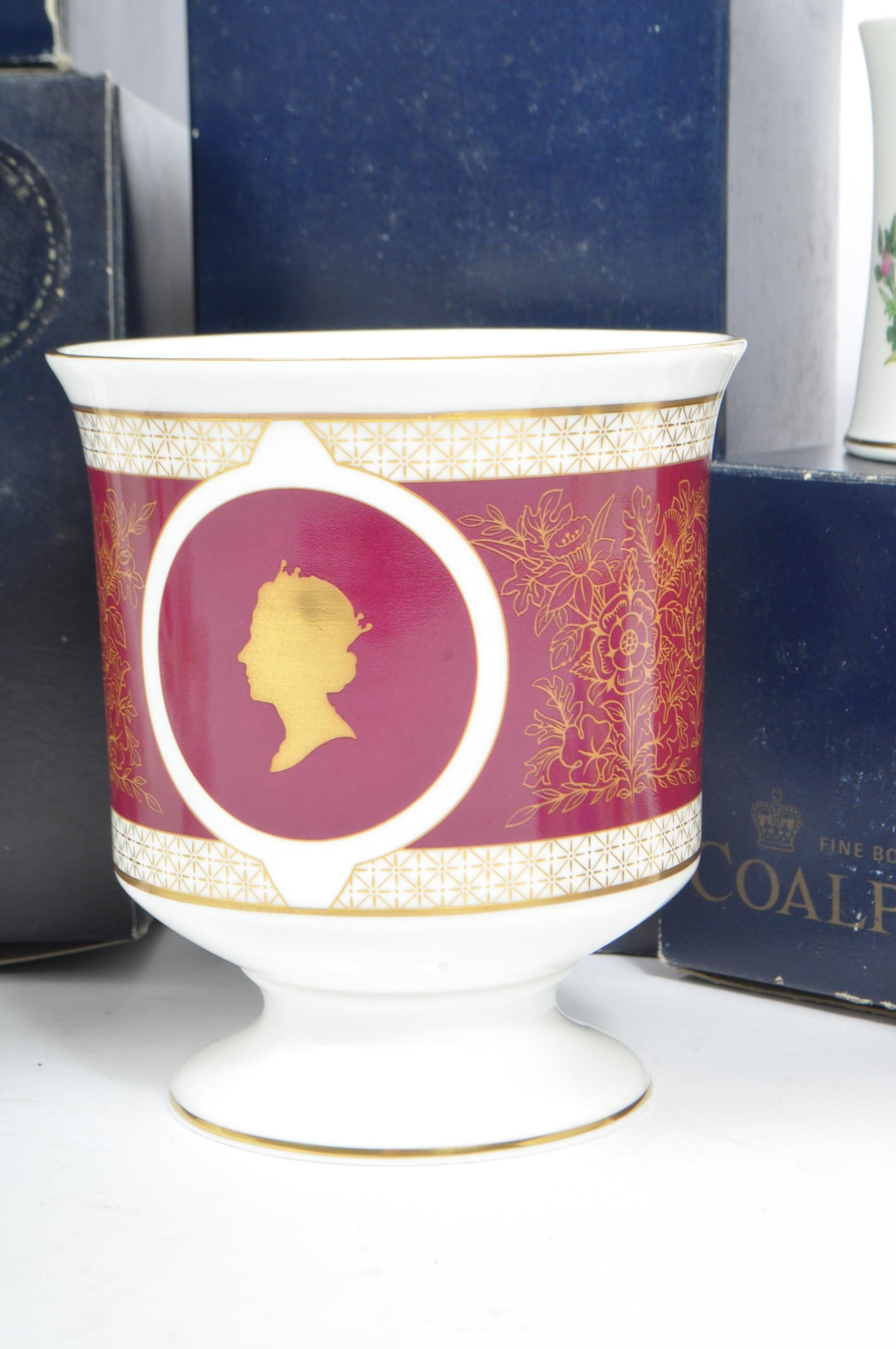 SIX VINTAGE COALPORT FINE BONE CHINA COMMEMORATIVE ROYAL ITEMS - Image 3 of 7