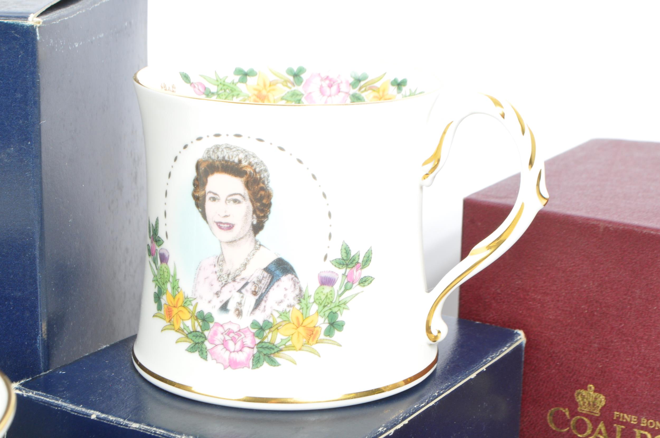 SIX VINTAGE COALPORT FINE BONE CHINA COMMEMORATIVE ROYAL ITEMS - Image 4 of 7