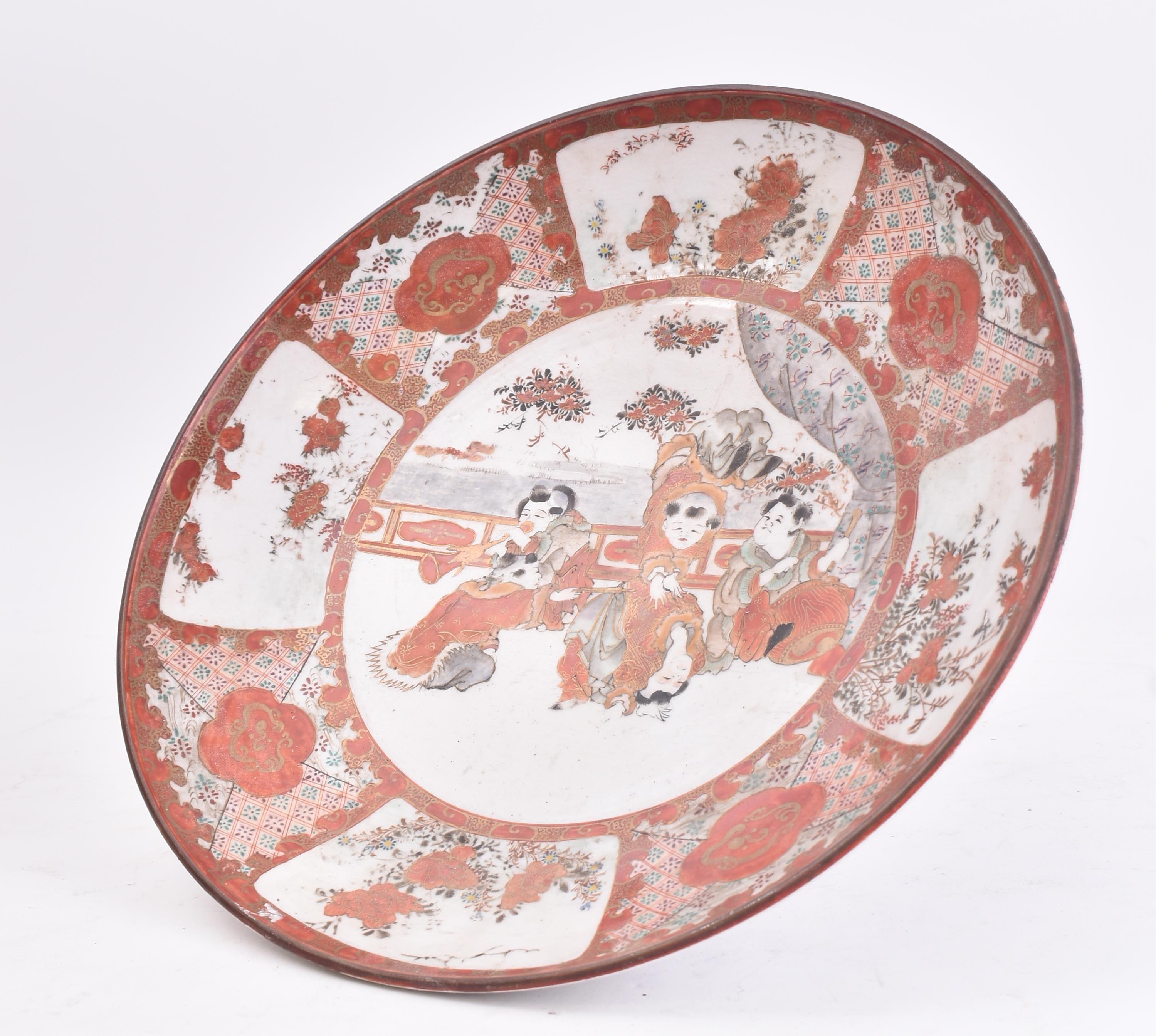 19TH CENTURY RED AND WHITE JAPANESE CHARGER PLATE