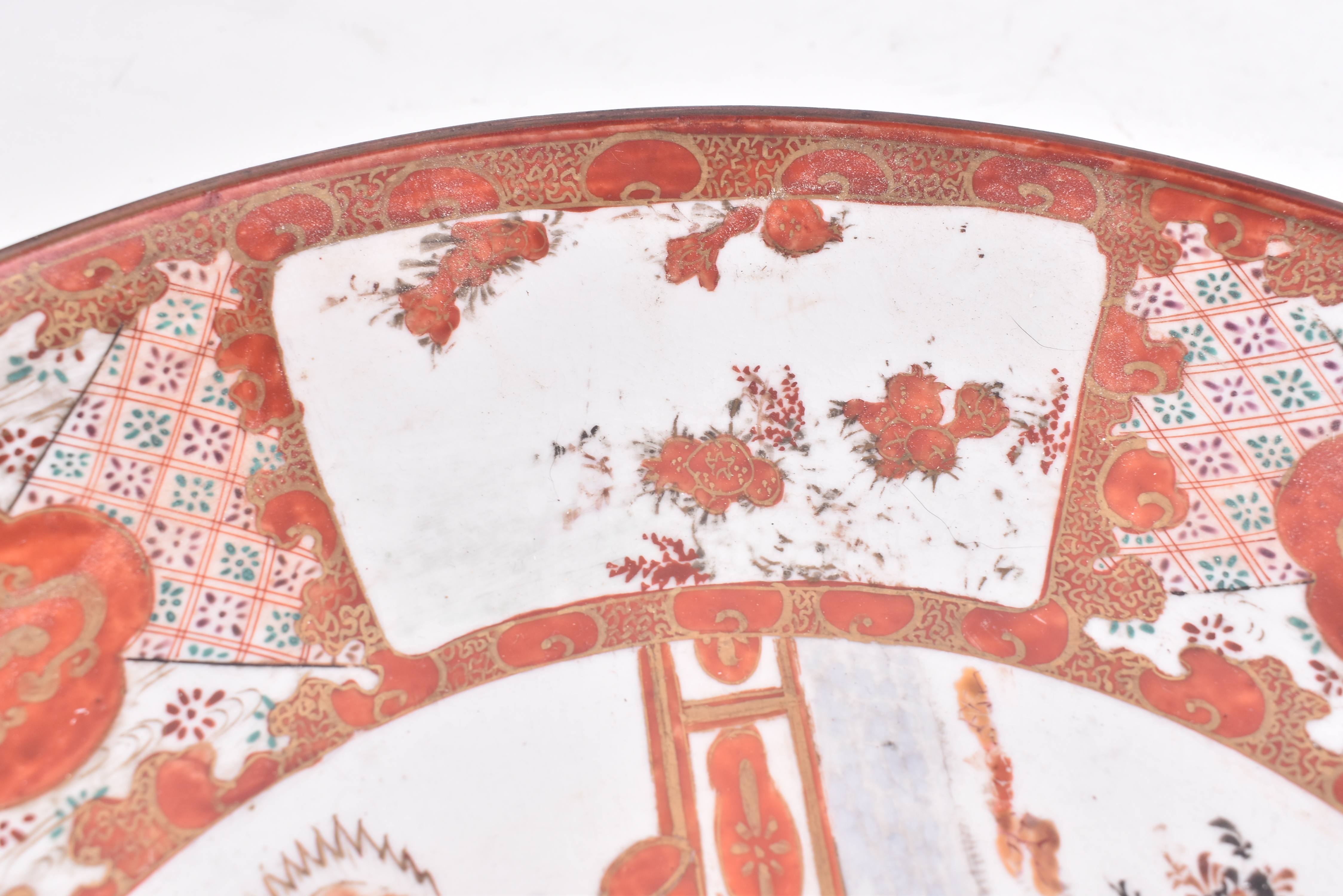 19TH CENTURY RED AND WHITE JAPANESE CHARGER PLATE - Image 3 of 5