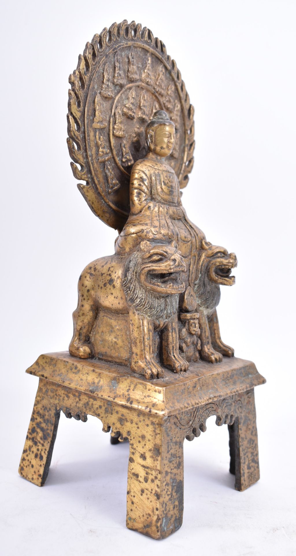 A 20TH CENTURY TANG STYLE BRASS BUDDHA STATUE WITH FU DOGS - Image 2 of 7