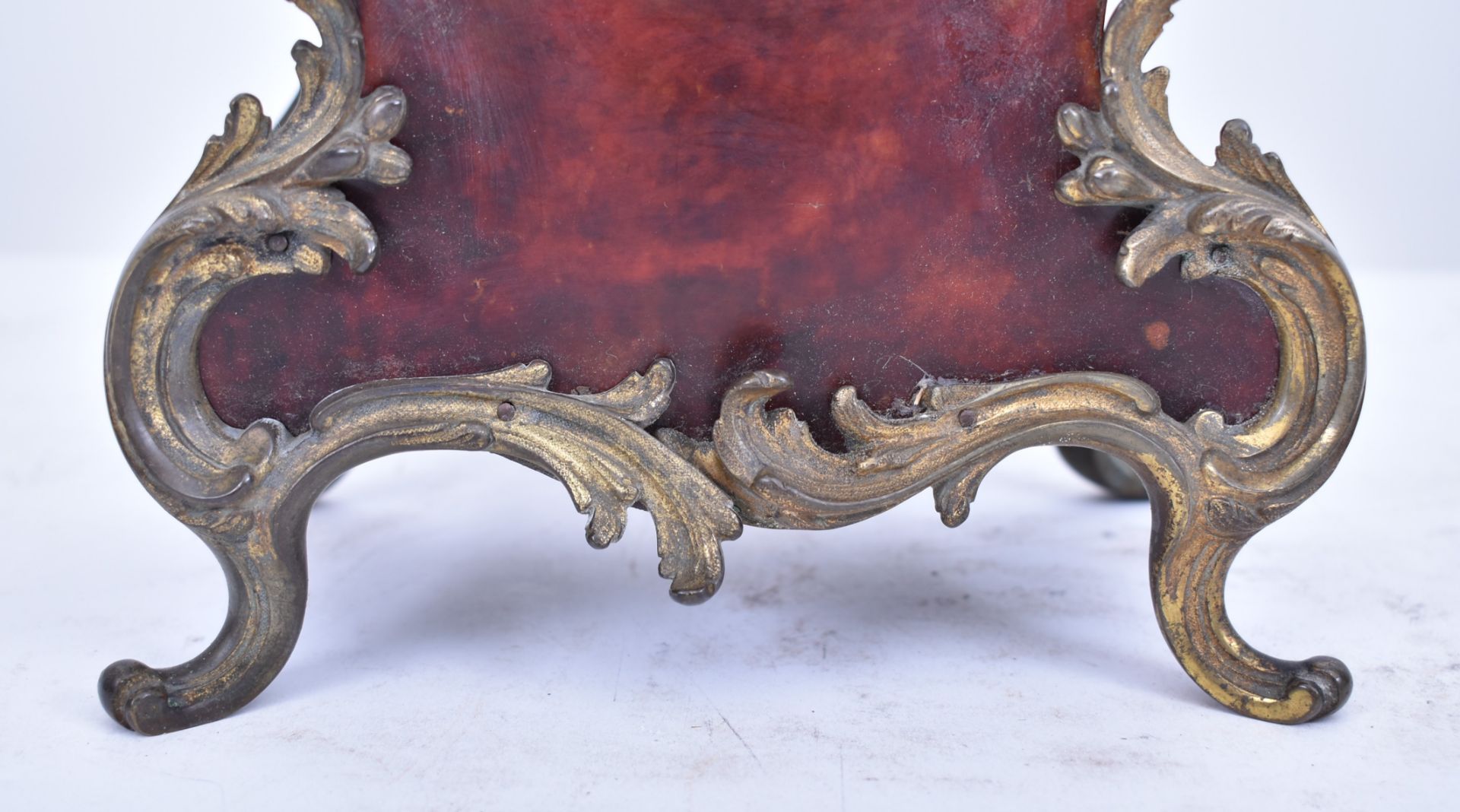 LOUIS XV STYLE FRENCH BOULLE & ORMOLU MANTLE CLOCK - Bild 6 aus 8