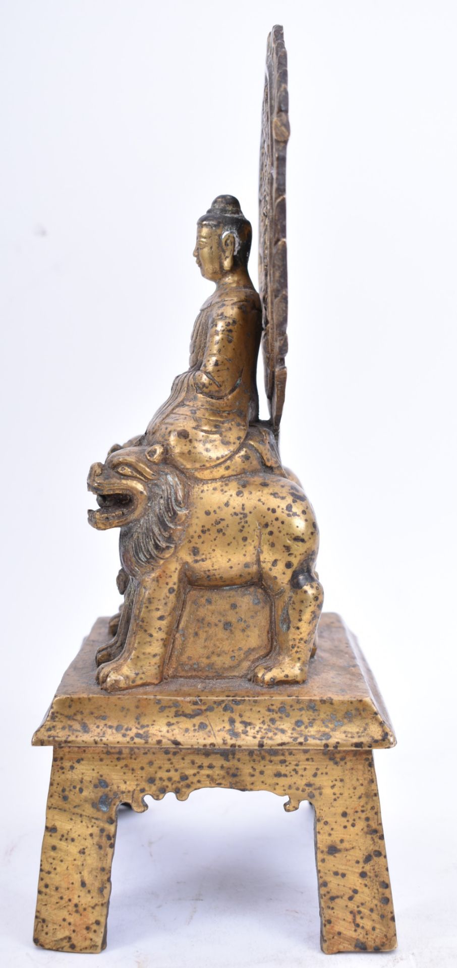A 20TH CENTURY TANG STYLE BRASS BUDDHA STATUE WITH FU DOGS - Image 6 of 7