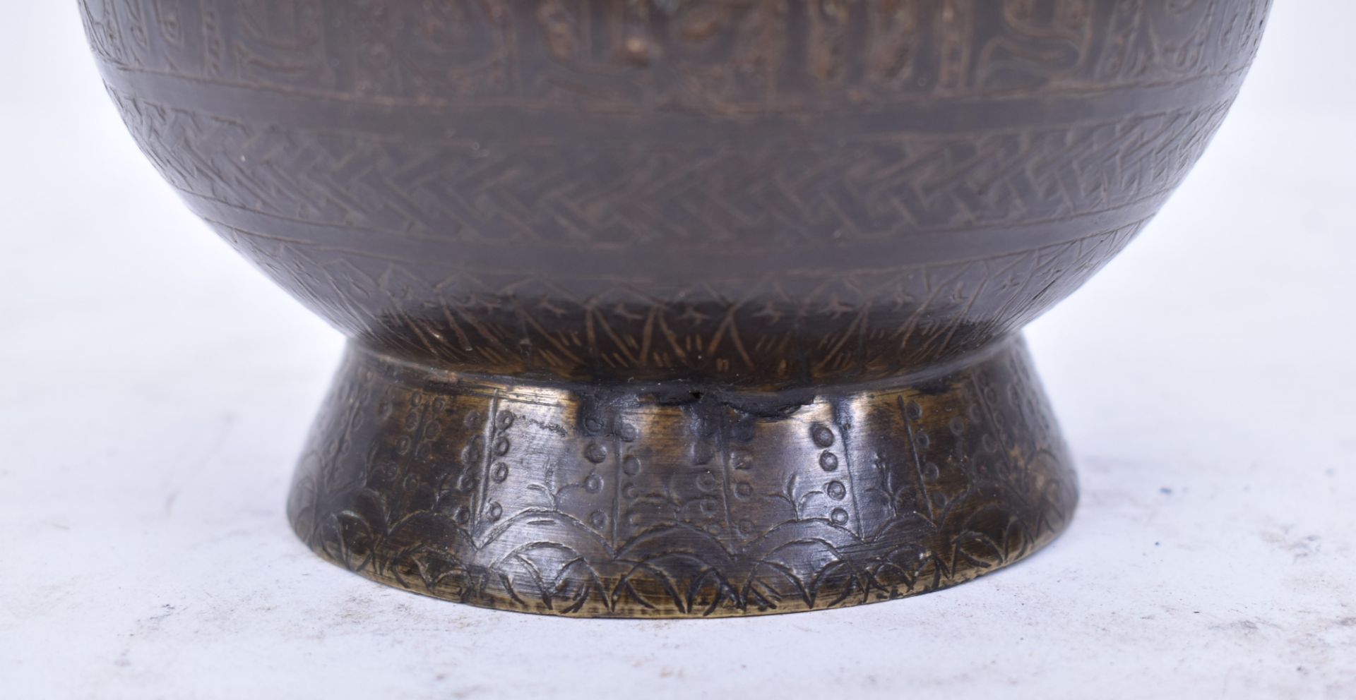 18TH CENTURY PERSIAN HAND CAST BRONZE VASE - Image 5 of 6