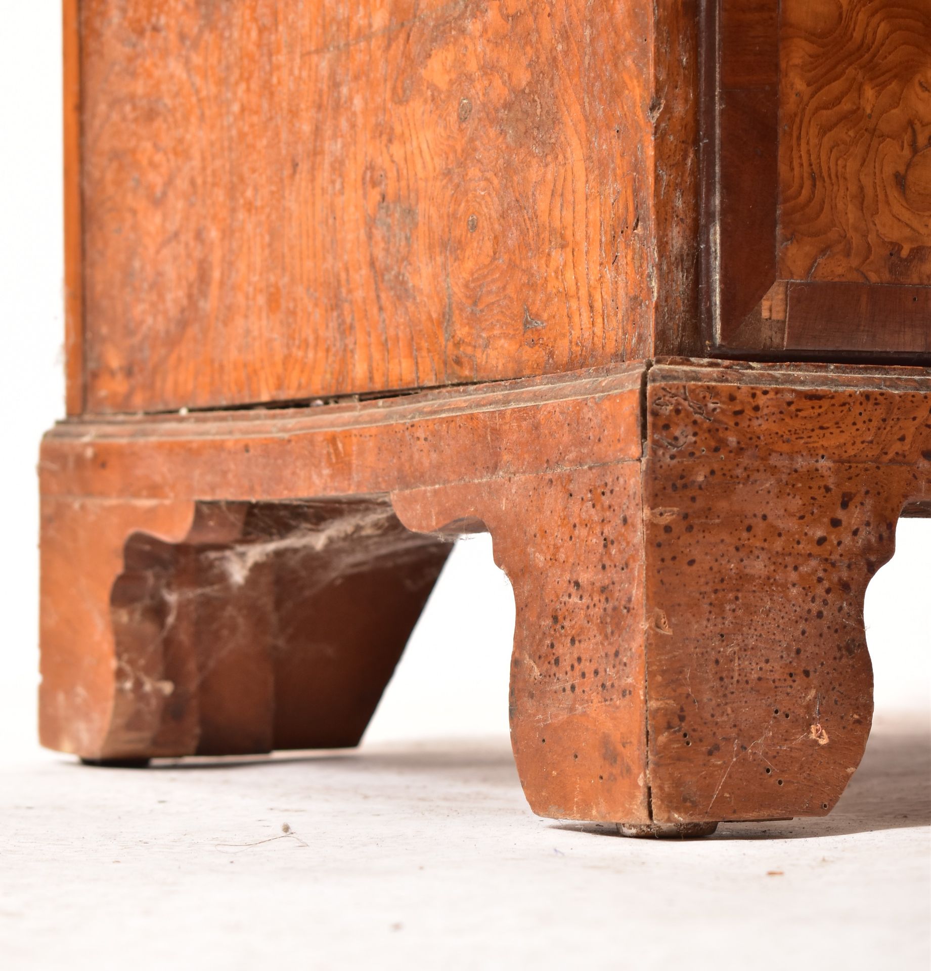 18TH CENTURY QUEEN ANNE POLLARD OAK CHEST OF DRAWERS - Image 6 of 9