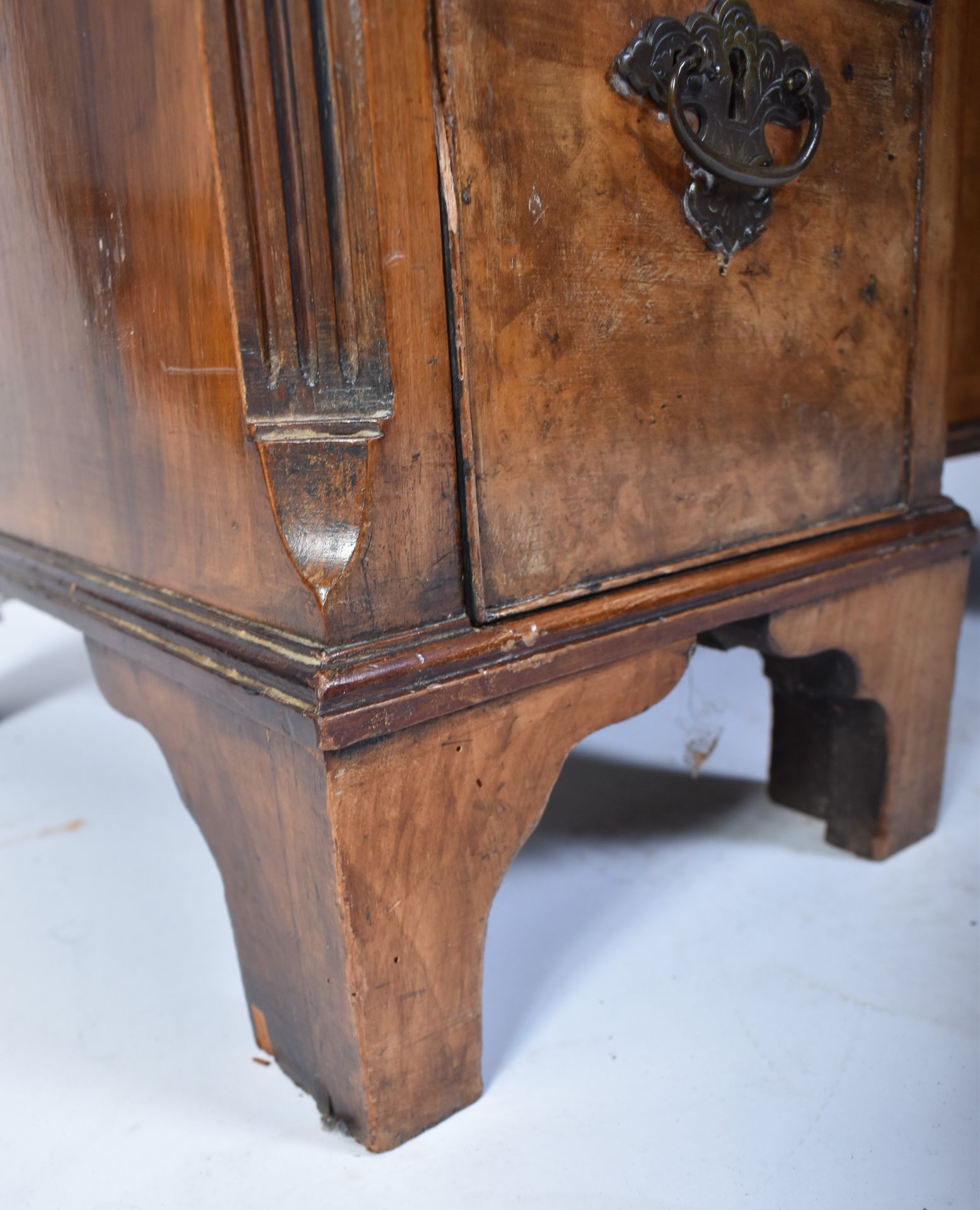 LATE 18TH CENTURY QUEEN ANNE REVIVAL KNEEHOLE DESK - Bild 7 aus 7