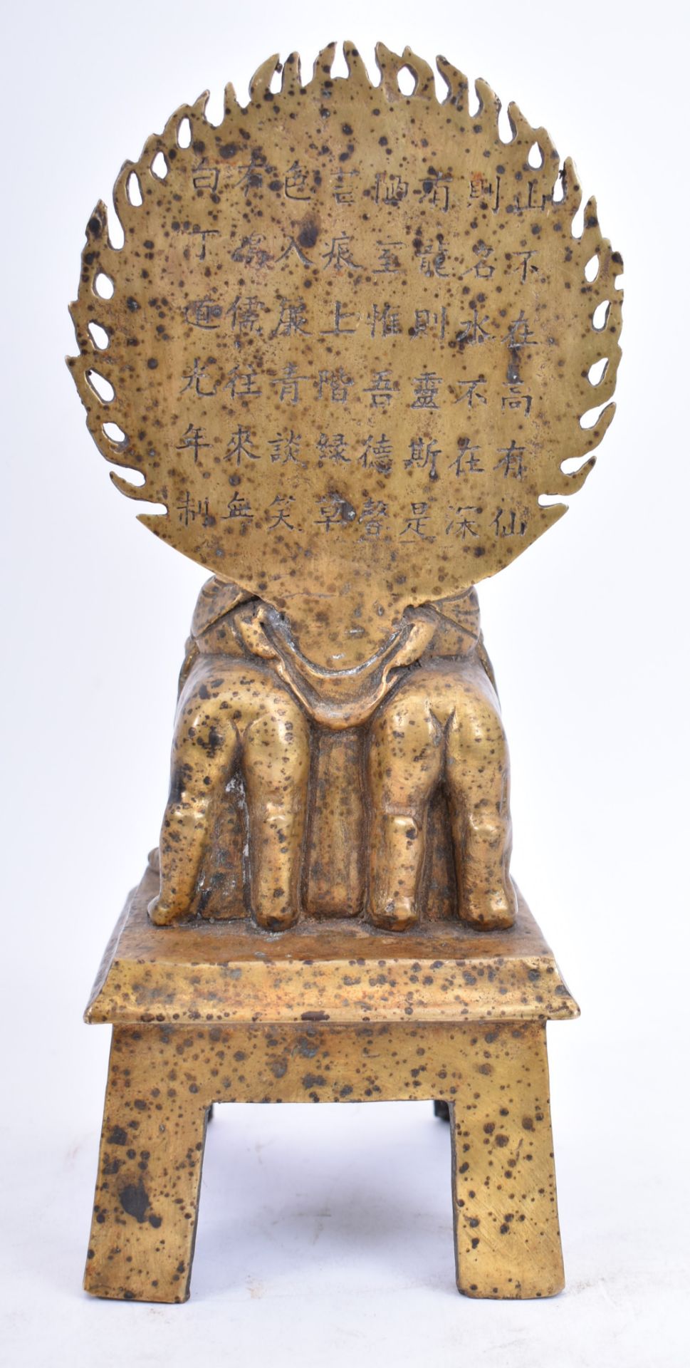 A 20TH CENTURY TANG STYLE BRASS BUDDHA STATUE WITH FU DOGS - Image 4 of 7