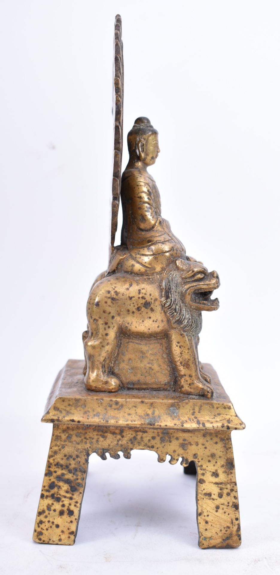 A 20TH CENTURY TANG STYLE BRASS BUDDHA STATUE WITH FU DOGS - Image 3 of 7