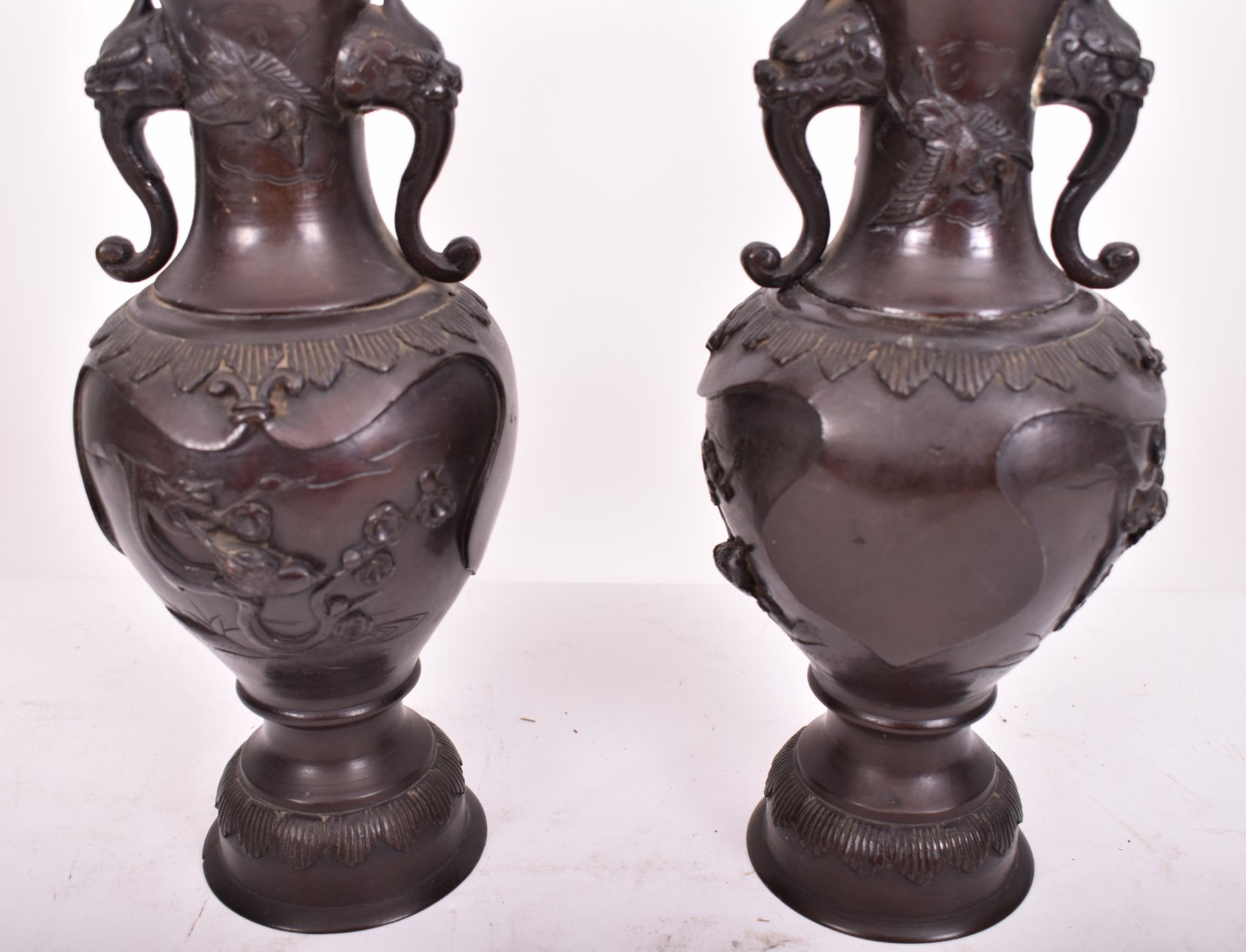 PAIR OF 19TH CENTURY JAPANESE CAST BRONZE HANDLED VASES - Bild 3 aus 6