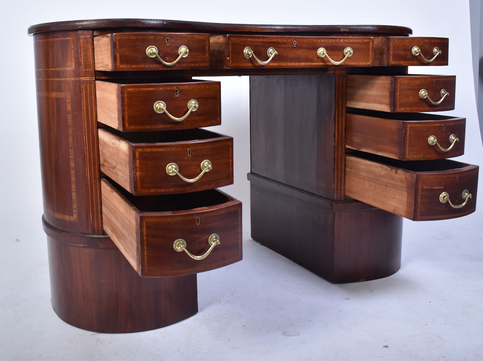 20TH CENTURY EDWARDIAN INLAID MAHOGANY KIDNEY SHAPED DESK - Bild 3 aus 6