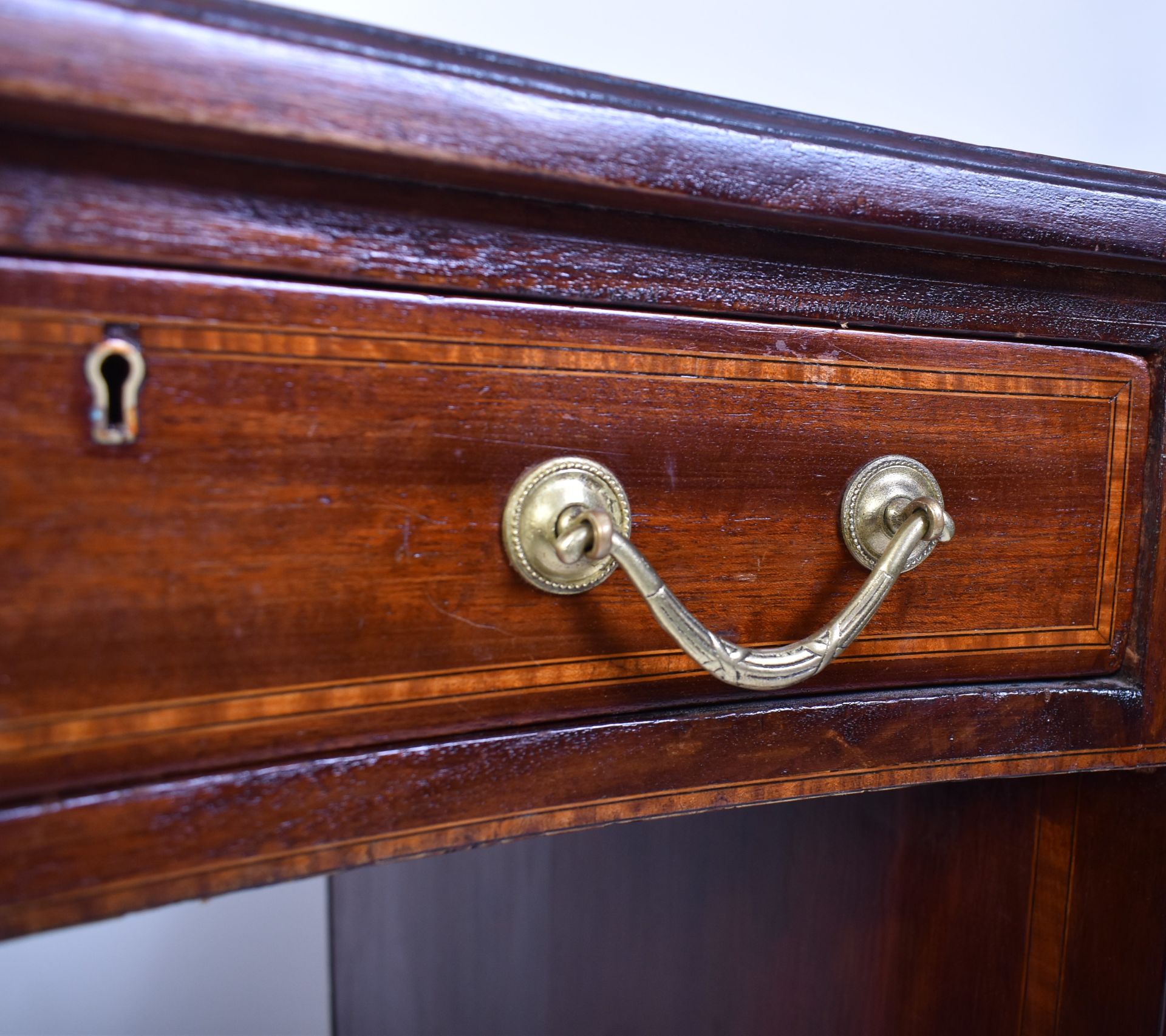 20TH CENTURY EDWARDIAN INLAID MAHOGANY KIDNEY SHAPED DESK - Bild 5 aus 6