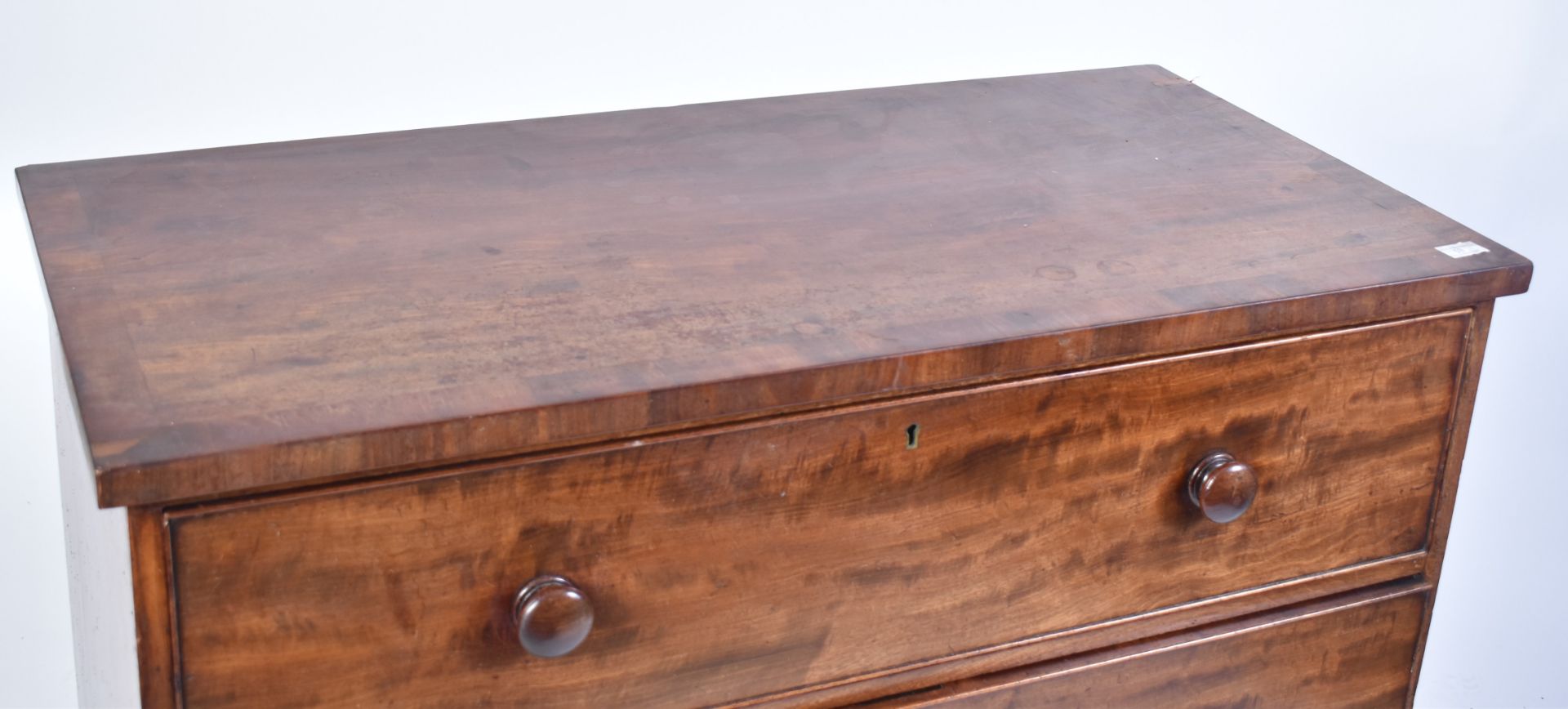 19TH CENTURY GEORGE III MAHOGANY CHEST OF DRAWERS - Image 4 of 5