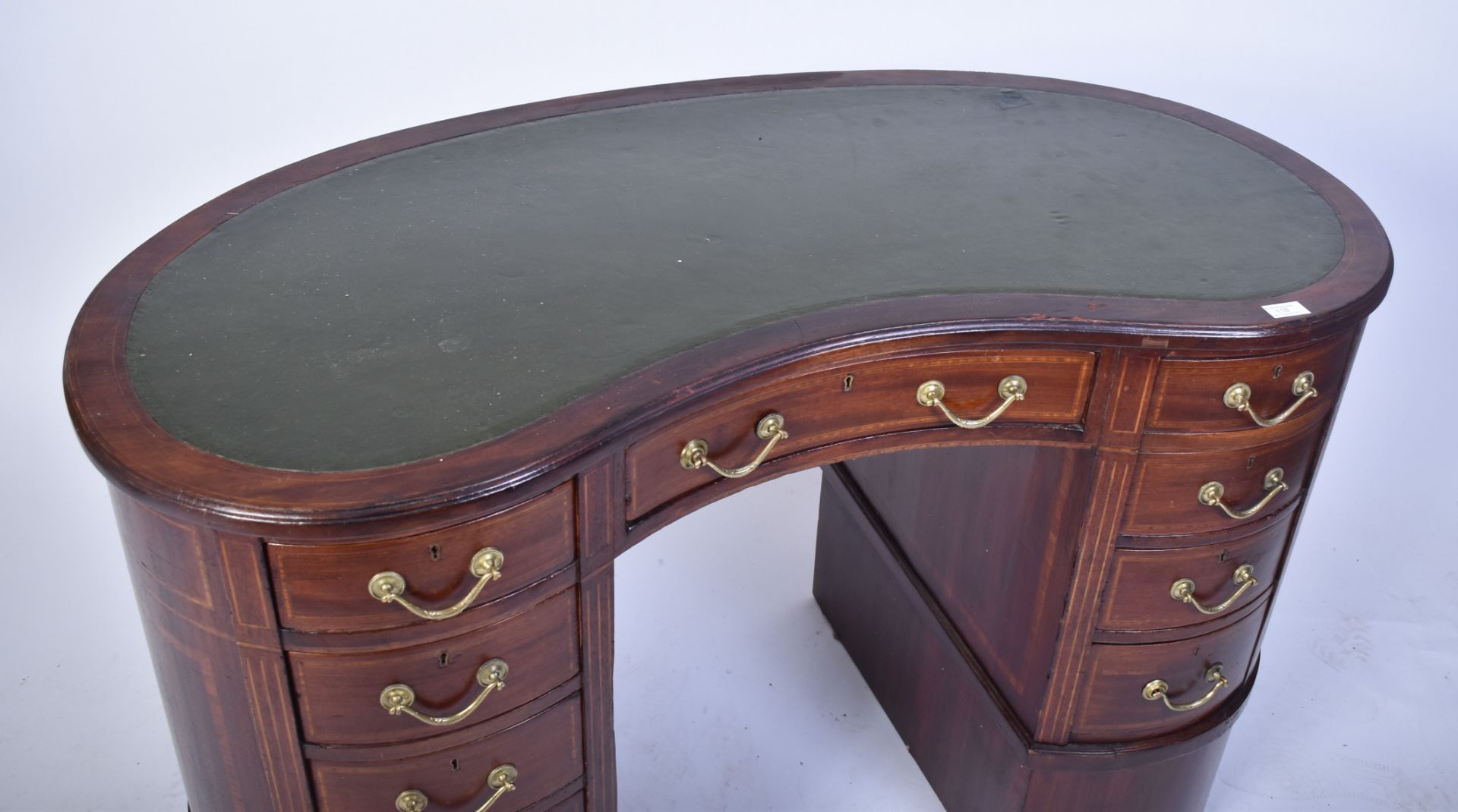 20TH CENTURY EDWARDIAN INLAID MAHOGANY KIDNEY SHAPED DESK - Bild 2 aus 6