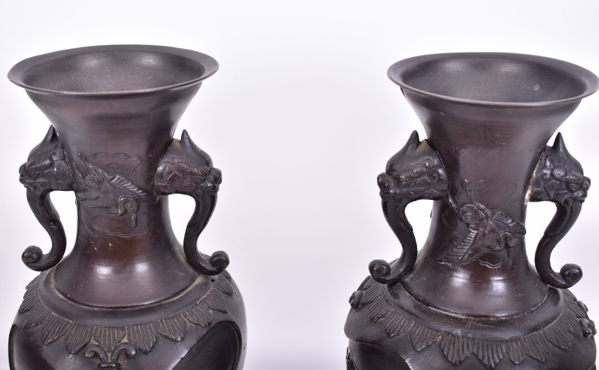 PAIR OF 19TH CENTURY JAPANESE CAST BRONZE HANDLED VASES - Bild 2 aus 6