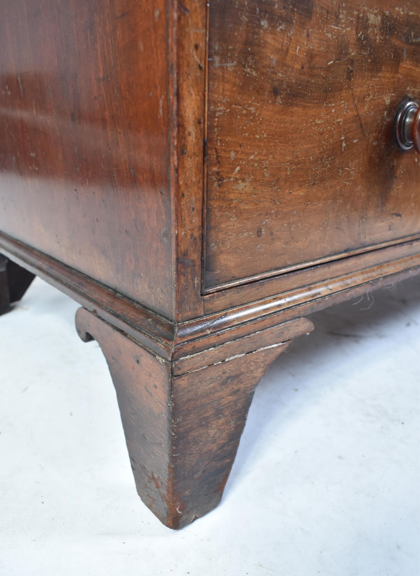 19TH CENTURY GEORGE III MAHOGANY CHEST OF DRAWERS - Image 5 of 5