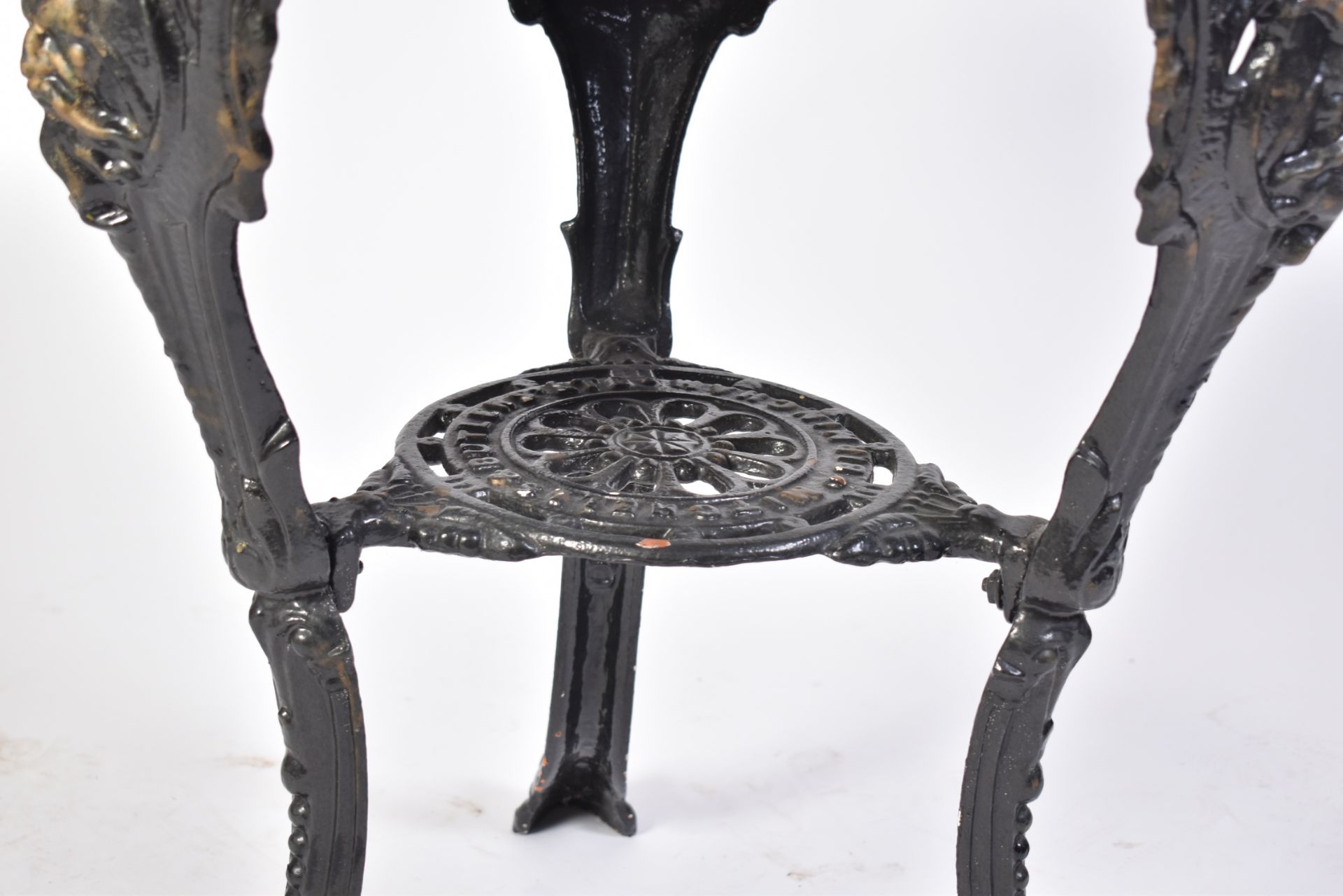 19TH CENTURY VICTORIAN OAK AND CAST IRON PUB TABLE - Bild 3 aus 5