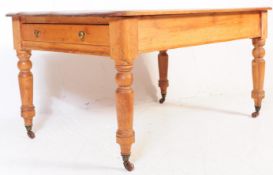 VICTORIAN 19TH CENTURY PINE WOOD DINING TABLE