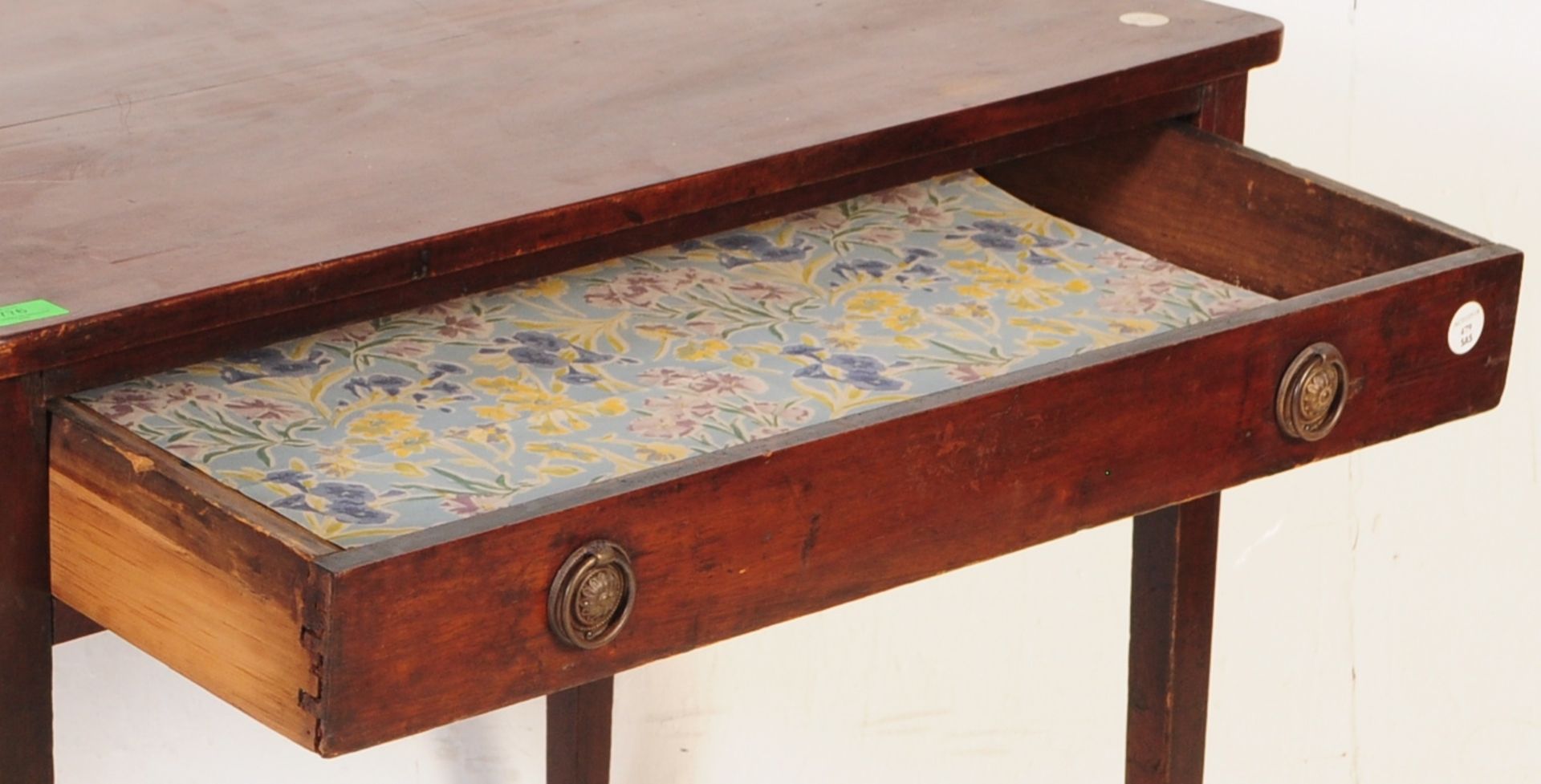 19TH CENTURY GEORGE III MAHOGANY WRITING TABLE DESK - Bild 3 aus 4