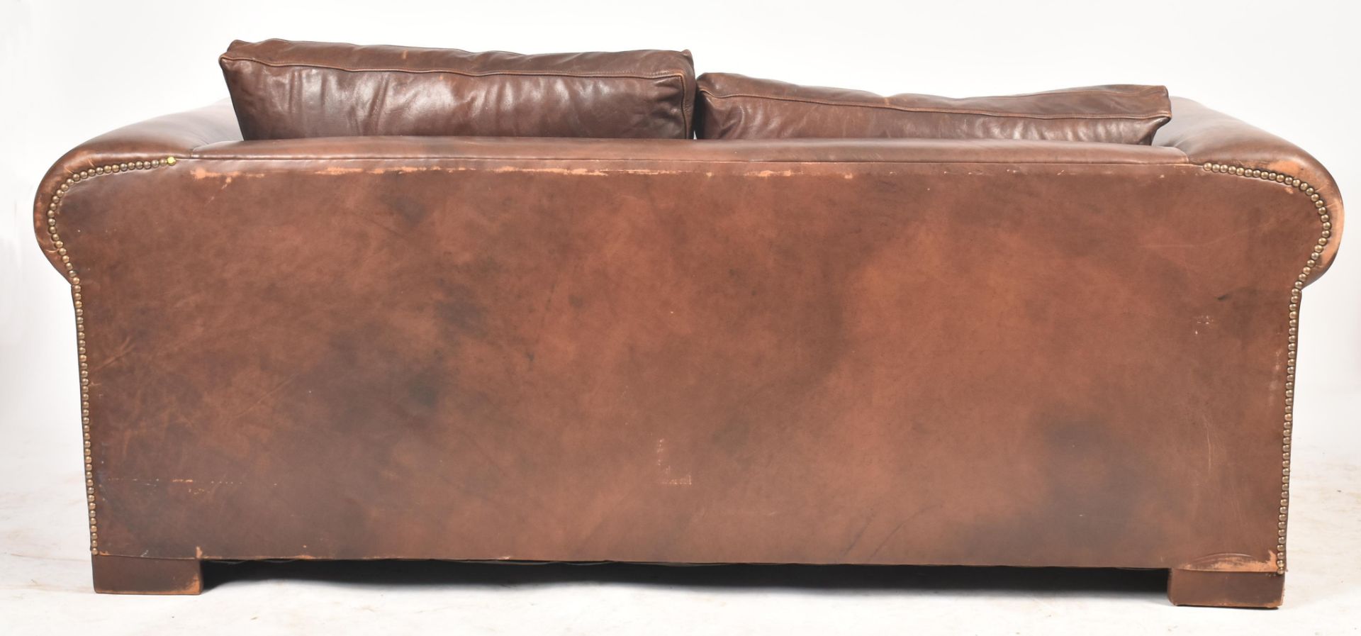 MODERN HIGH-END BRITISH DESIGN TWO SEATER LEATHER SOFA - Image 7 of 7