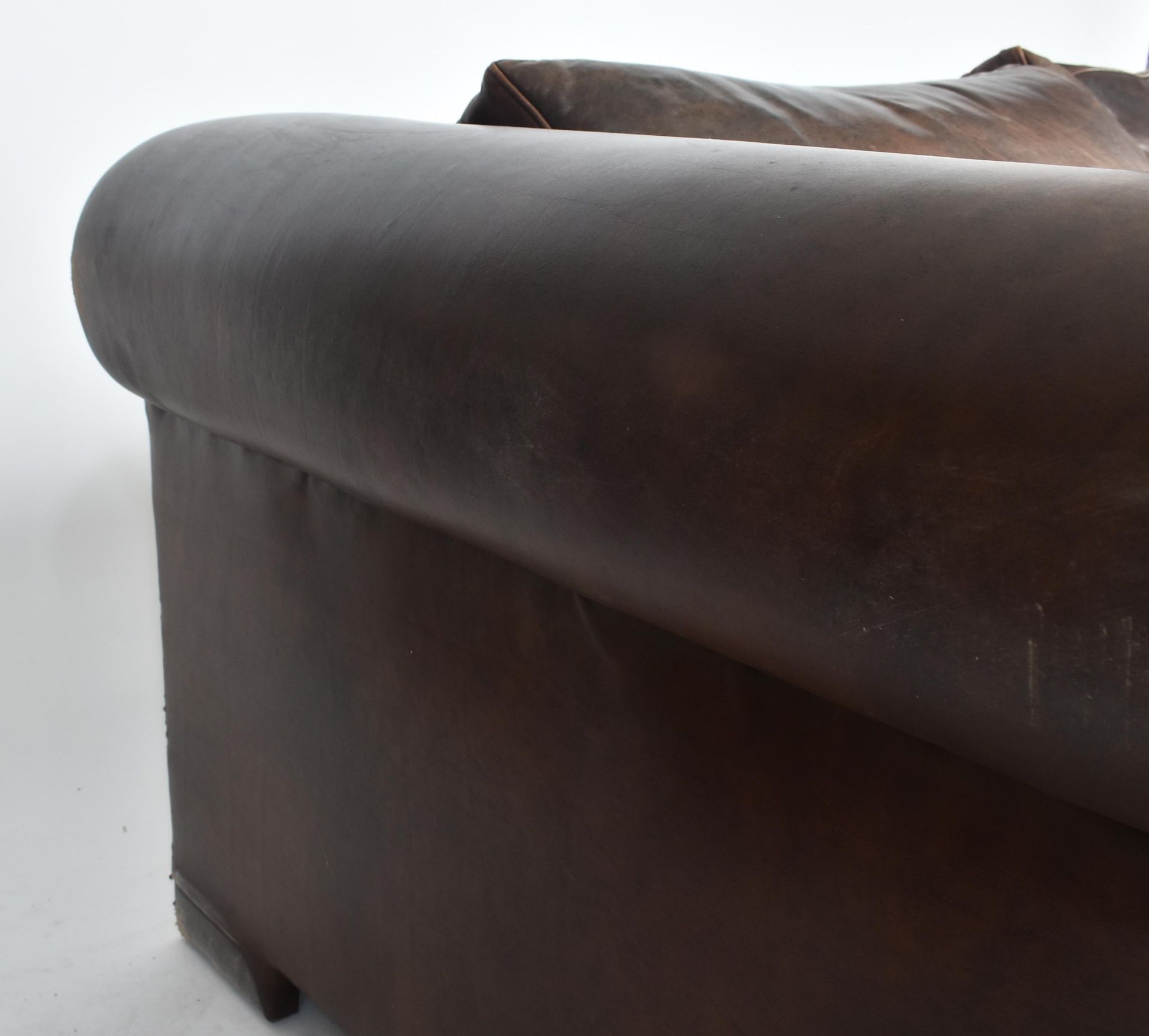 MODERN HIGH-END BRITISH DESIGN TWO SEATER LEATHER SOFA - Image 5 of 7