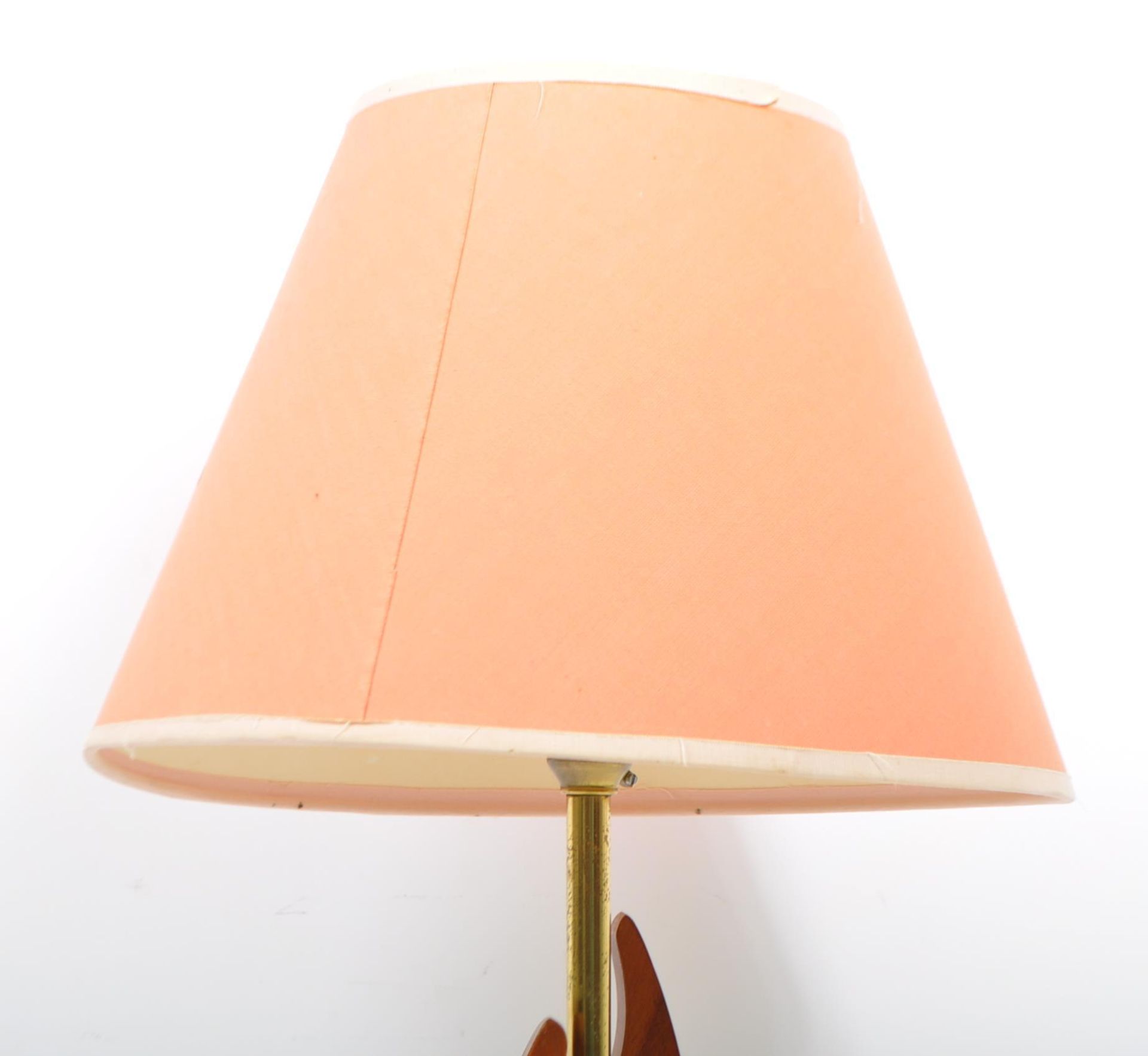MID CENTURY TEAK AND BRASS TABLE LAMP - Image 3 of 4