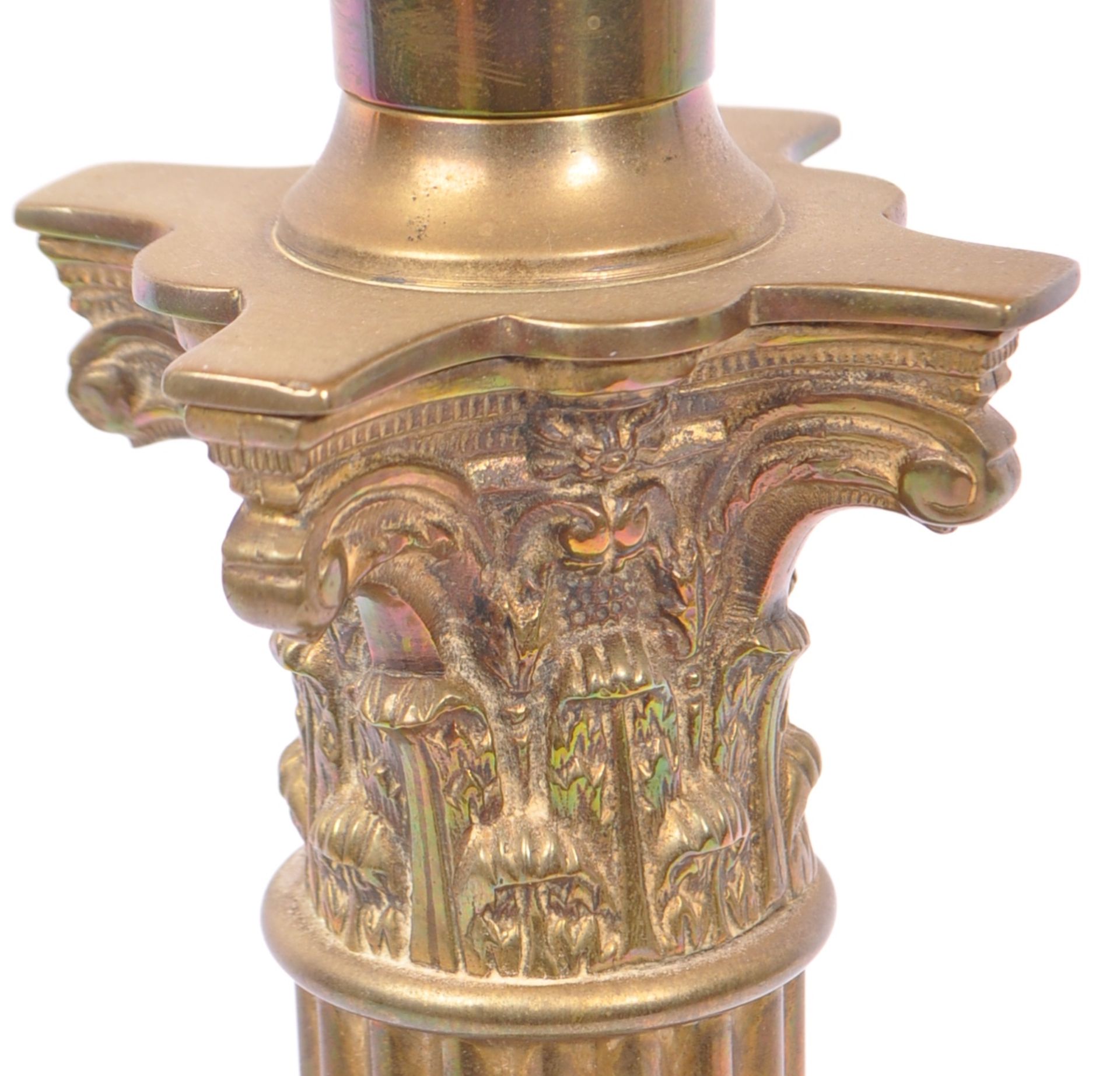 EARLY 20TH EDWARDIAN BRASS TABLE OIL LAMP - Image 3 of 4