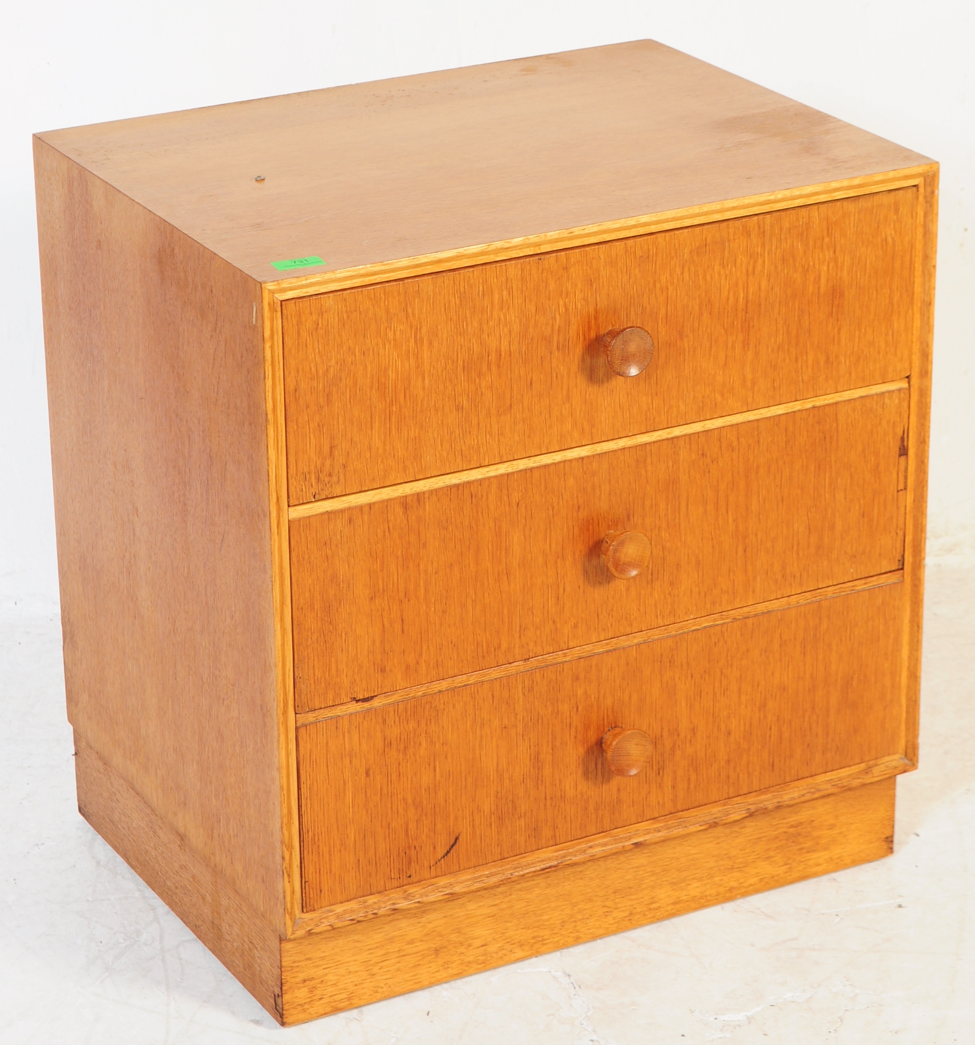 A MID CENTURY RETRO MEREDEW LIGHT OAK CHEST OF DRAWERS. - Image 2 of 6