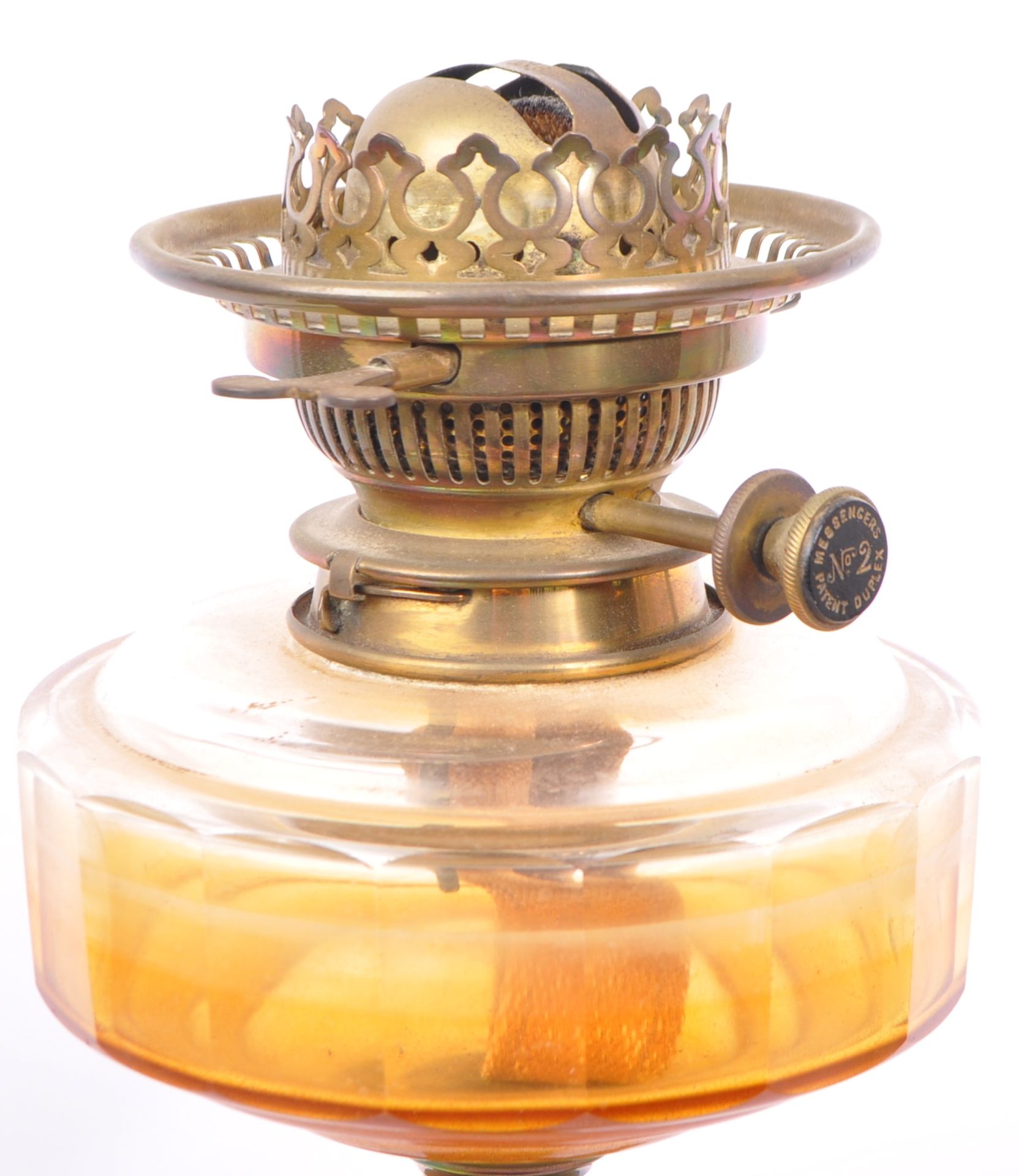 EARLY 20TH EDWARDIAN BRASS TABLE OIL LAMP - Image 2 of 4