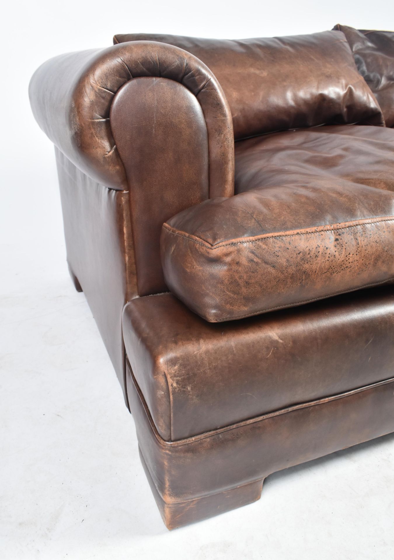 MODERN HIGH-END BRITISH DESIGN TWO SEATER LEATHER SOFA - Image 4 of 7